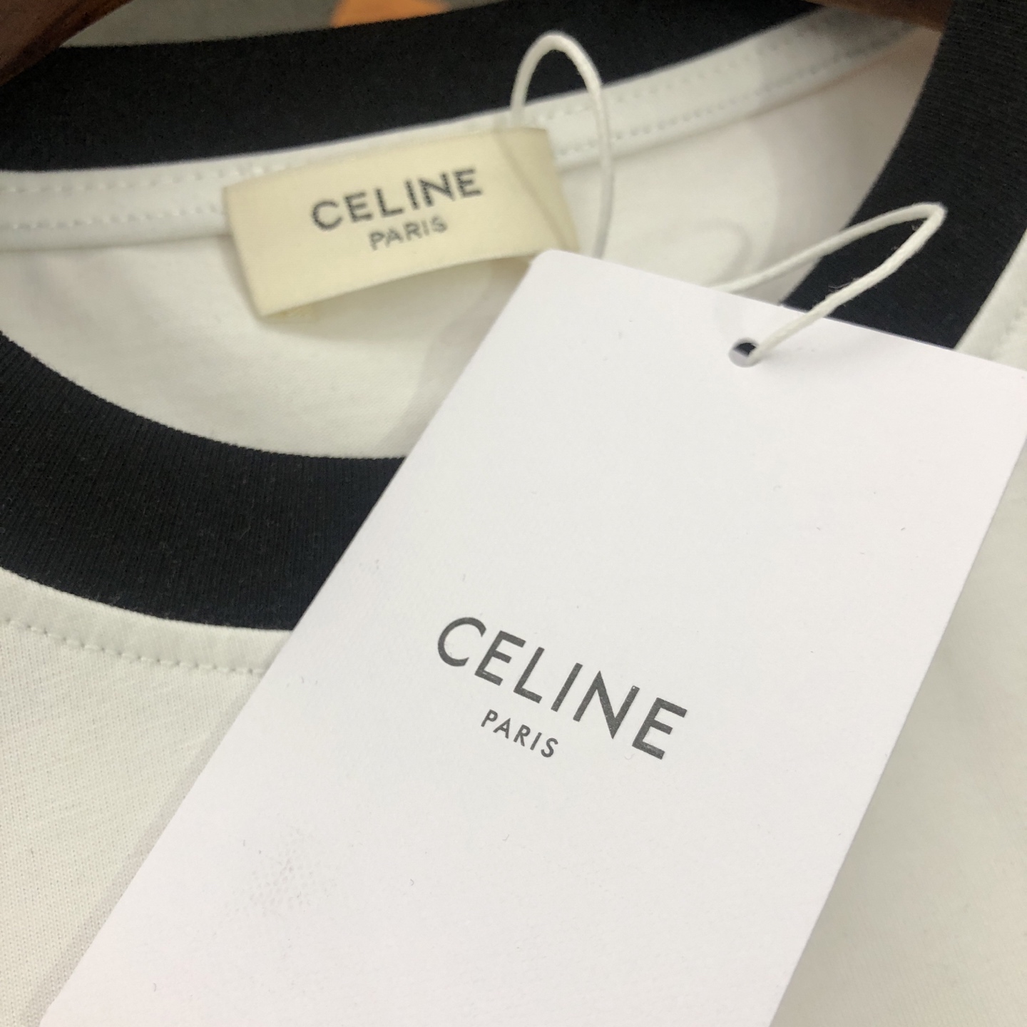 120💰
CELINE赛琳 2025新款字母logo印花短袖T恤
120💰 【女款】
DIOR/迪奥2025春夏新款直喷彩字母女款短袖T恤 
⚠原版面料⚠高版本⚠高品质 网红明星同款 
50支双冰爽棉170g面料 铺陈于品牌的服饰系列 数码直喷工艺 手感非常舒服 超级百搭好看的短袖 
三标齐全 非市场普通版本 随意对比 品质绝对保证 
颜色 ： 红色 蓝色 绿色
码数 ：S ~ L 
S ：衣长62 胸围90 肩宽38 袖长19 
M ：衣长64 胸围92 肩宽39 袖长19.5 
L ：衣长66 胸围94 肩宽40 袖长20
