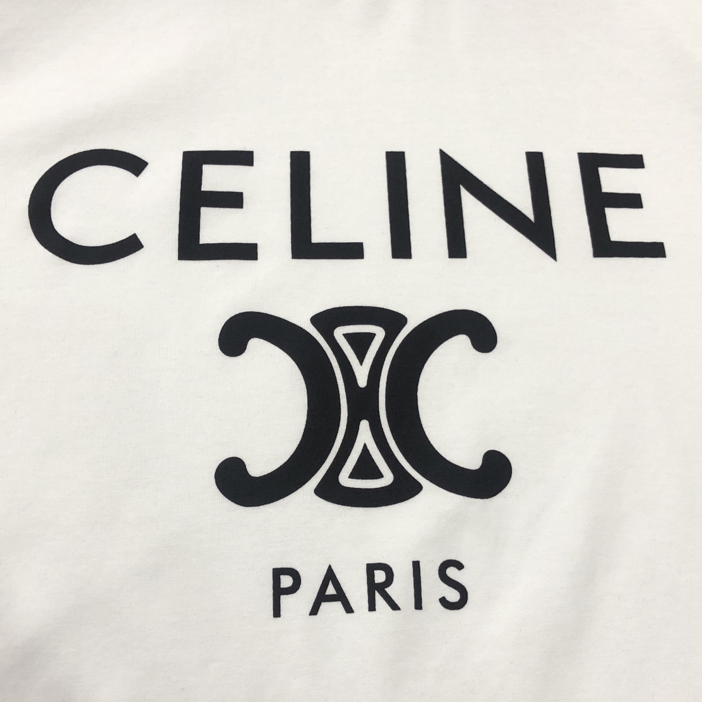 120💰
CELINE赛琳 2025新款字母logo印花短袖T恤
120💰 【女款】
DIOR/迪奥2025春夏新款直喷彩字母女款短袖T恤 
⚠原版面料⚠高版本⚠高品质 网红明星同款 
50支双冰爽棉170g面料 铺陈于品牌的服饰系列 数码直喷工艺 手感非常舒服 超级百搭好看的短袖 
三标齐全 非市场普通版本 随意对比 品质绝对保证 
颜色 ： 红色 蓝色 绿色
码数 ：S ~ L 
S ：衣长62 胸围90 肩宽38 袖长19 
M ：衣长64 胸围92 肩宽39 袖长19.5 
L ：衣长66 胸围94 肩宽40 袖长20
