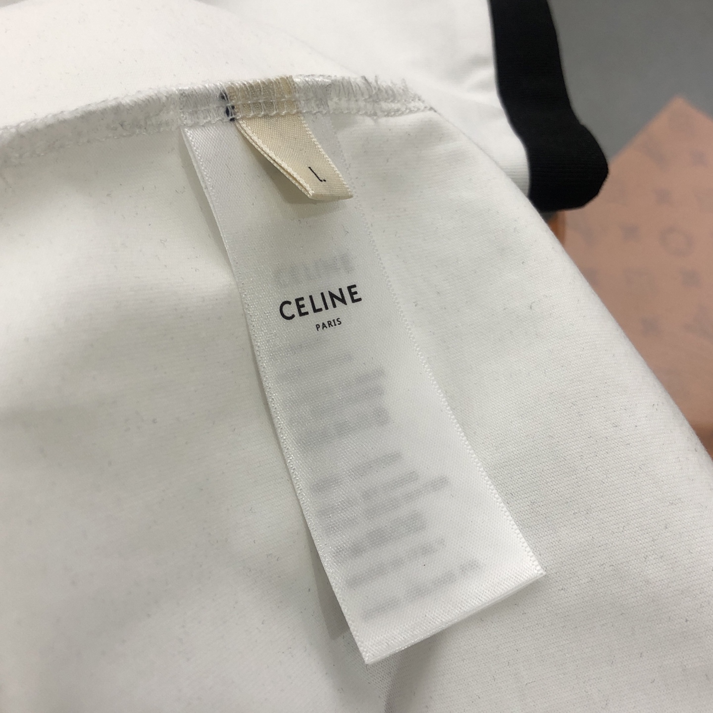 120💰
CELINE赛琳 2025新款字母logo印花短袖T恤
120💰 【女款】
DIOR/迪奥2025春夏新款直喷彩字母女款短袖T恤 
⚠原版面料⚠高版本⚠高品质 网红明星同款 
50支双冰爽棉170g面料 铺陈于品牌的服饰系列 数码直喷工艺 手感非常舒服 超级百搭好看的短袖 
三标齐全 非市场普通版本 随意对比 品质绝对保证 
颜色 ： 红色 蓝色 绿色
码数 ：S ~ L 
S ：衣长62 胸围90 肩宽38 袖长19 
M ：衣长64 胸围92 肩宽39 袖长19.5 
L ：衣长66 胸围94 肩宽40 袖长20
