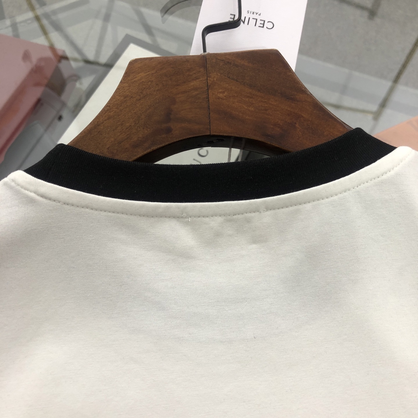 120💰
CELINE赛琳 2025新款字母logo印花短袖T恤
120💰 【女款】
DIOR/迪奥2025春夏新款直喷彩字母女款短袖T恤 
⚠原版面料⚠高版本⚠高品质 网红明星同款 
50支双冰爽棉170g面料 铺陈于品牌的服饰系列 数码直喷工艺 手感非常舒服 超级百搭好看的短袖 
三标齐全 非市场普通版本 随意对比 品质绝对保证 
颜色 ： 红色 蓝色 绿色
码数 ：S ~ L 
S ：衣长62 胸围90 肩宽38 袖长19 
M ：衣长64 胸围92 肩宽39 袖长19.5 
L ：衣长66 胸围94 肩宽40 袖长20
