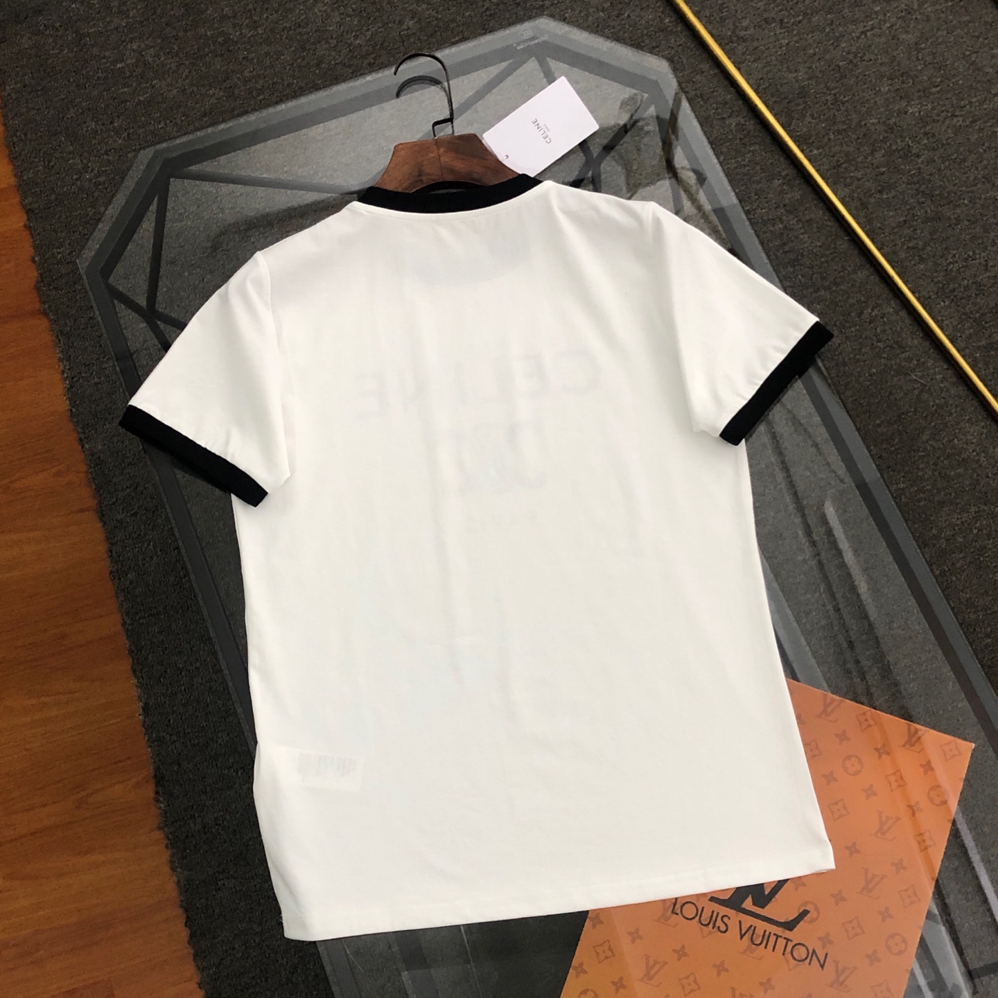 120💰
CELINE赛琳 2025新款字母logo印花短袖T恤
120💰 【女款】
DIOR/迪奥2025春夏新款直喷彩字母女款短袖T恤 
⚠原版面料⚠高版本⚠高品质 网红明星同款 
50支双冰爽棉170g面料 铺陈于品牌的服饰系列 数码直喷工艺 手感非常舒服 超级百搭好看的短袖 
三标齐全 非市场普通版本 随意对比 品质绝对保证 
颜色 ： 红色 蓝色 绿色
码数 ：S ~ L 
S ：衣长62 胸围90 肩宽38 袖长19 
M ：衣长64 胸围92 肩宽39 袖长19.5 
L ：衣长66 胸围94 肩宽40 袖长20
