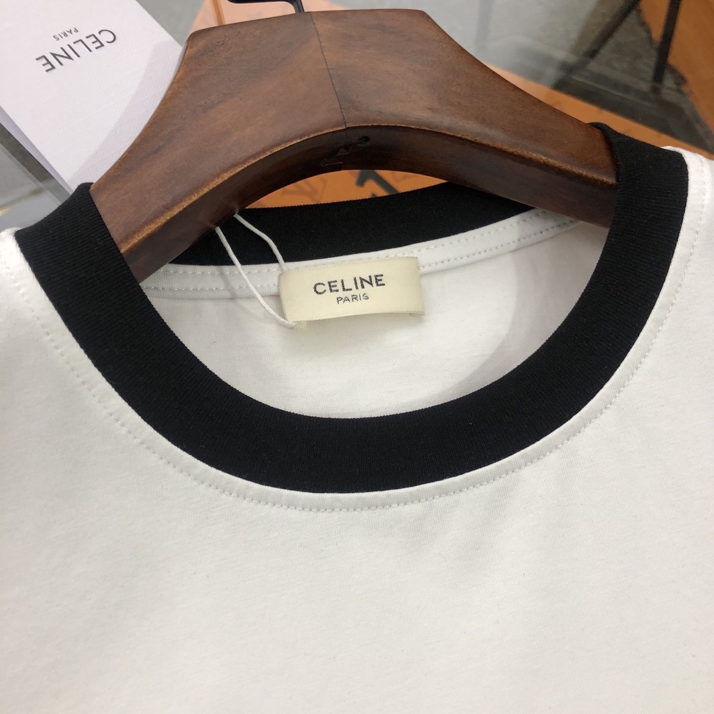 120💰
CELINE赛琳 2025新款字母logo印花短袖T恤
120💰 【女款】
DIOR/迪奥2025春夏新款直喷彩字母女款短袖T恤 
⚠原版面料⚠高版本⚠高品质 网红明星同款 
50支双冰爽棉170g面料 铺陈于品牌的服饰系列 数码直喷工艺 手感非常舒服 超级百搭好看的短袖 
三标齐全 非市场普通版本 随意对比 品质绝对保证 
颜色 ： 红色 蓝色 绿色
码数 ：S ~ L 
S ：衣长62 胸围90 肩宽38 袖长19 
M ：衣长64 胸围92 肩宽39 袖长19.5 
L ：衣长66 胸围94 肩宽40 袖长20
