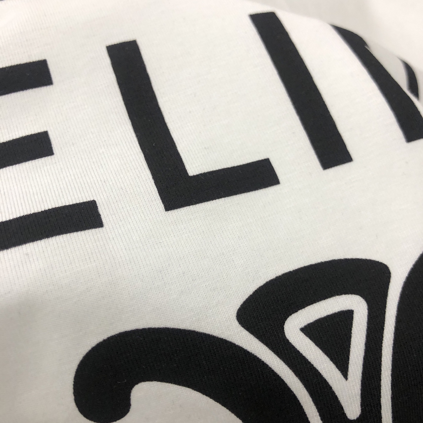 120💰
CELINE赛琳 2025新款字母logo印花短袖T恤
120💰 【女款】
DIOR/迪奥2025春夏新款直喷彩字母女款短袖T恤 
⚠原版面料⚠高版本⚠高品质 网红明星同款 
50支双冰爽棉170g面料 铺陈于品牌的服饰系列 数码直喷工艺 手感非常舒服 超级百搭好看的短袖 
三标齐全 非市场普通版本 随意对比 品质绝对保证 
颜色 ： 红色 蓝色 绿色
码数 ：S ~ L 
S ：衣长62 胸围90 肩宽38 袖长19 
M ：衣长64 胸围92 肩宽39 袖长19.5 
L ：衣长66 胸围94 肩宽40 袖长20
