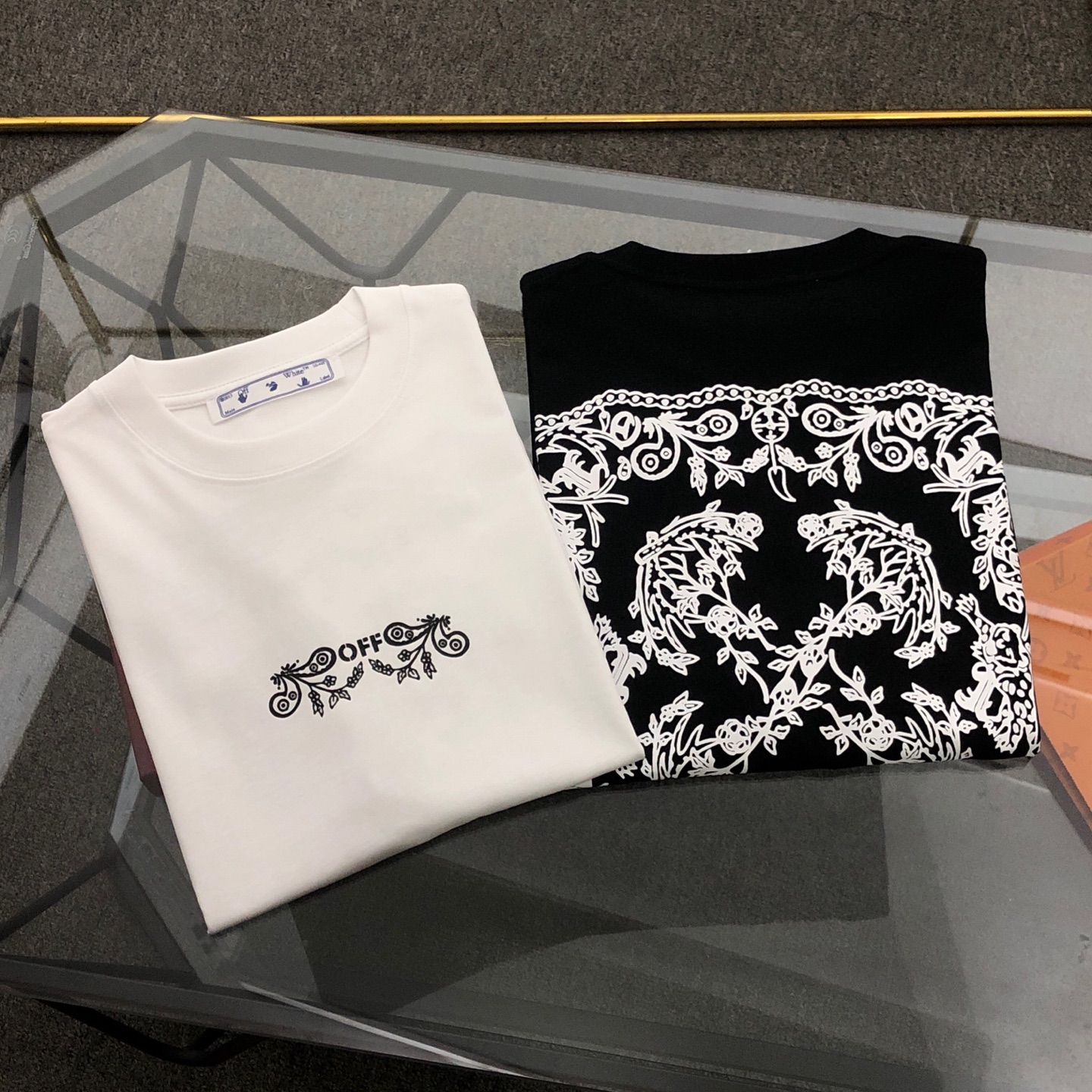 上新💰69 款号: O10#
OFF-WHITE 2025新款字母logo印花短袖T恤
⚠原版面料⚠高版本⚠高品质 网红明星同款
采用定织定染高克重原版面料,洗水完高达280g纯棉面料,螺纹增加到2.7不变形。,1-1工艺制作,宽松oversize版型。质感舒适度都是拉满的 上身简约百搭
手感非常舒服 超级百搭好看的一款短袖
三标齐全 男女同款正常版型 非市场普通版本
随意对比 品质绝对保证
颜色:黑色 白色
尺码:S-XL
S 衣长72胸围108肩宽52
M衣长74胸围112 肩宽53.5
L 衣长76胸围116 肩宽55
XL衣长78胸围120肩宽56.5