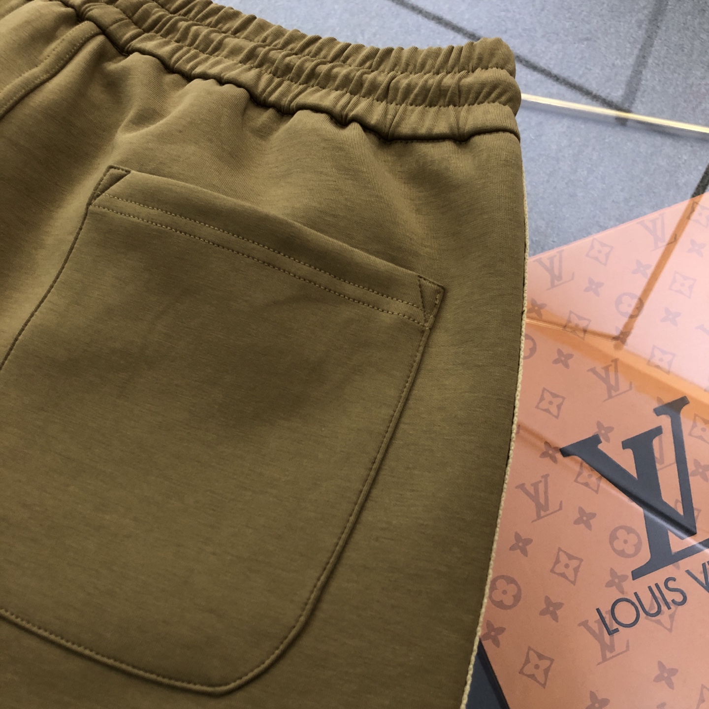 💰155包邮
 巴宝莉Burberry2025新款织带休闲运动短裤经典时尚款，客供太空棉面料，手感细腻，舒适透气！两侧定织格纹织带拼接，腰部松紧抽绳，原版五金辅料，做工细节都非常不错，上身效果一级棒，喜欢的兄弟不要错过！
颜色：黑色 卡其色 杏色
尺码：XS一L
XS：腰围74  臀围96  裤长98 
  S：腰围78  臀围100  裤长100
 M：腰围82  臀围104  裤长102
  L：腰围86  臀围108  裤长104