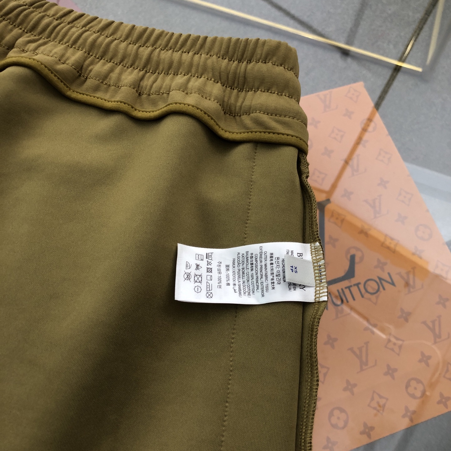 💰155包邮
 巴宝莉Burberry2025新款织带休闲运动短裤经典时尚款，客供太空棉面料，手感细腻，舒适透气！两侧定织格纹织带拼接，腰部松紧抽绳，原版五金辅料，做工细节都非常不错，上身效果一级棒，喜欢的兄弟不要错过！
颜色：黑色 卡其色 杏色
尺码：XS一L
XS：腰围74  臀围96  裤长98 
  S：腰围78  臀围100  裤长100
 M：腰围82  臀围104  裤长102
  L：腰围86  臀围108  裤长104
