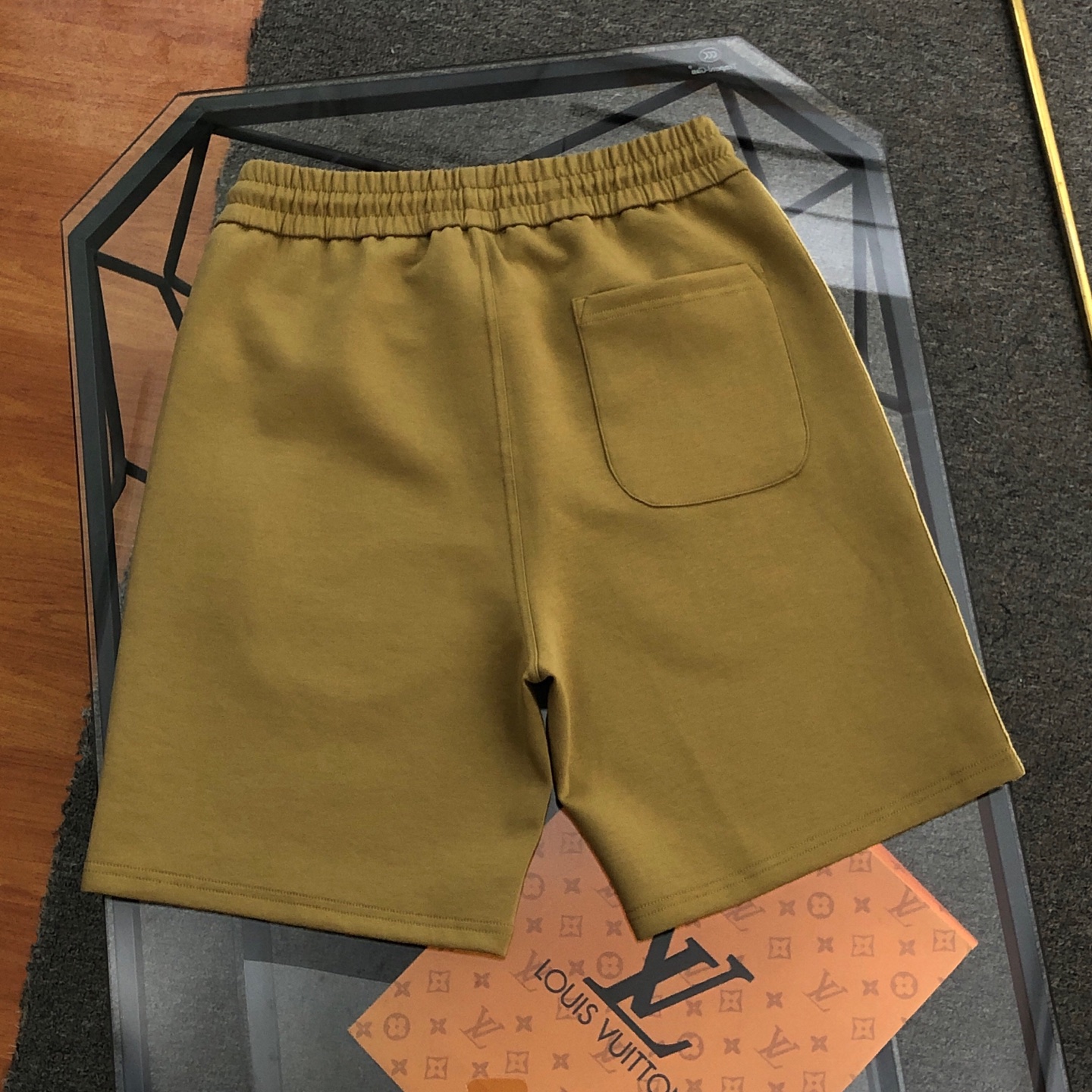 💰155包邮
 巴宝莉Burberry2025新款织带休闲运动短裤经典时尚款，客供太空棉面料，手感细腻，舒适透气！两侧定织格纹织带拼接，腰部松紧抽绳，原版五金辅料，做工细节都非常不错，上身效果一级棒，喜欢的兄弟不要错过！
颜色：黑色 卡其色 杏色
尺码：XS一L
XS：腰围74  臀围96  裤长98 
  S：腰围78  臀围100  裤长100
 M：腰围82  臀围104  裤长102
  L：腰围86  臀围108  裤长104