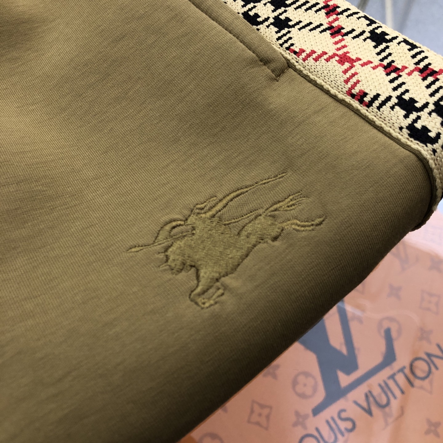 💰155包邮
 巴宝莉Burberry2025新款织带休闲运动短裤经典时尚款，客供太空棉面料，手感细腻，舒适透气！两侧定织格纹织带拼接，腰部松紧抽绳，原版五金辅料，做工细节都非常不错，上身效果一级棒，喜欢的兄弟不要错过！
颜色：黑色 卡其色 杏色
尺码：XS一L
XS：腰围74  臀围96  裤长98 
  S：腰围78  臀围100  裤长100
 M：腰围82  臀围104  裤长102
  L：腰围86  臀围108  裤长104