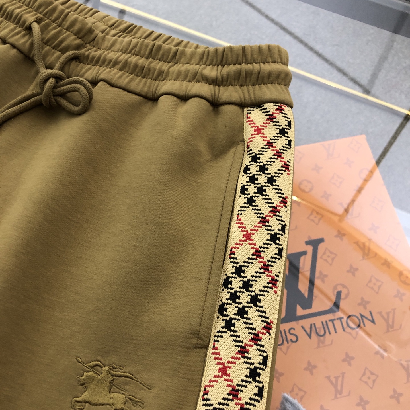 💰155包邮
 巴宝莉Burberry2025新款织带休闲运动短裤经典时尚款，客供太空棉面料，手感细腻，舒适透气！两侧定织格纹织带拼接，腰部松紧抽绳，原版五金辅料，做工细节都非常不错，上身效果一级棒，喜欢的兄弟不要错过！
颜色：黑色 卡其色 杏色
尺码：XS一L
XS：腰围74  臀围96  裤长98 
  S：腰围78  臀围100  裤长100
 M：腰围82  臀围104  裤长102
  L：腰围86  臀围108  裤长104