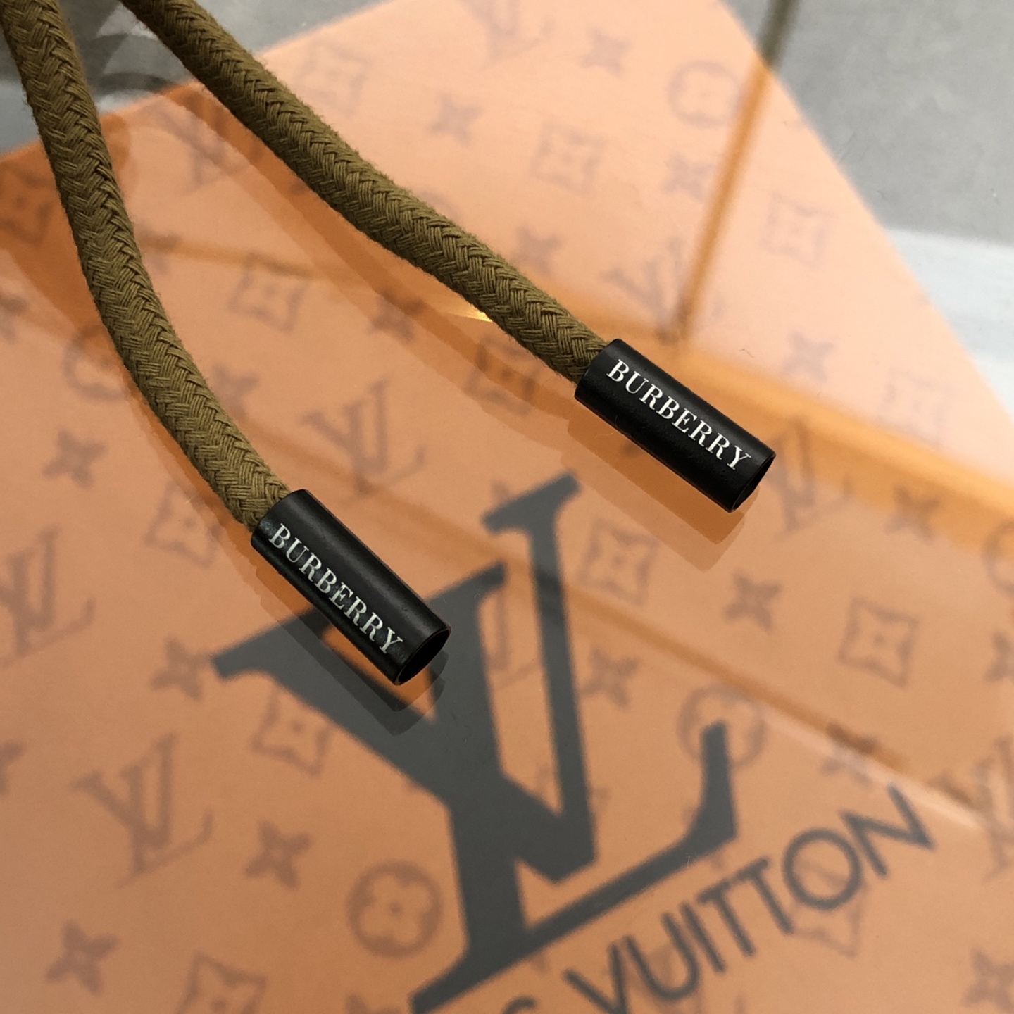 💰155包邮
 巴宝莉Burberry2025新款织带休闲运动短裤经典时尚款，客供太空棉面料，手感细腻，舒适透气！两侧定织格纹织带拼接，腰部松紧抽绳，原版五金辅料，做工细节都非常不错，上身效果一级棒，喜欢的兄弟不要错过！
颜色：黑色 卡其色 杏色
尺码：XS一L
XS：腰围74  臀围96  裤长98 
  S：腰围78  臀围100  裤长100
 M：腰围82  臀围104  裤长102
  L：腰围86  臀围108  裤长104