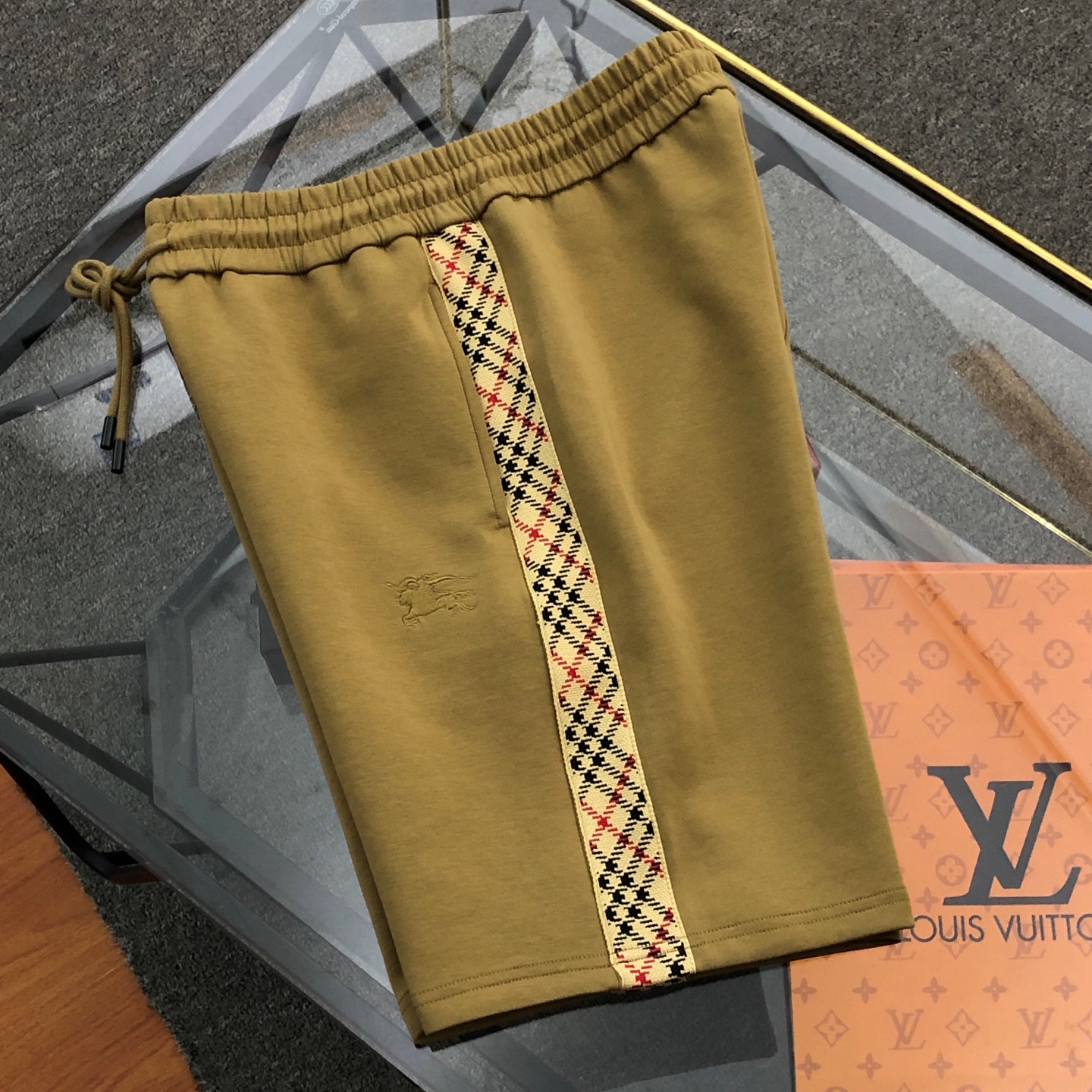 💰155包邮
 巴宝莉Burberry2025新款织带休闲运动短裤经典时尚款，客供太空棉面料，手感细腻，舒适透气！两侧定织格纹织带拼接，腰部松紧抽绳，原版五金辅料，做工细节都非常不错，上身效果一级棒，喜欢的兄弟不要错过！
颜色：黑色 卡其色 杏色
尺码：XS一L
XS：腰围74  臀围96  裤长98 
  S：腰围78  臀围100  裤长100
 M：腰围82  臀围104  裤长102
  L：腰围86  臀围108  裤长104