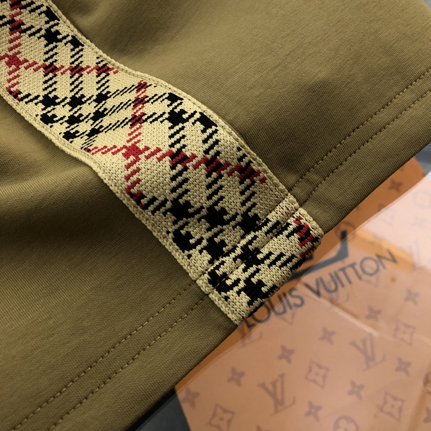 💰155包邮
 巴宝莉Burberry2025新款织带休闲运动短裤经典时尚款，客供太空棉面料，手感细腻，舒适透气！两侧定织格纹织带拼接，腰部松紧抽绳，原版五金辅料，做工细节都非常不错，上身效果一级棒，喜欢的兄弟不要错过！
颜色：黑色 卡其色 杏色
尺码：XS一L
XS：腰围74  臀围96  裤长98 
  S：腰围78  臀围100  裤长100
 M：腰围82  臀围104  裤长102
  L：腰围86  臀围108  裤长104