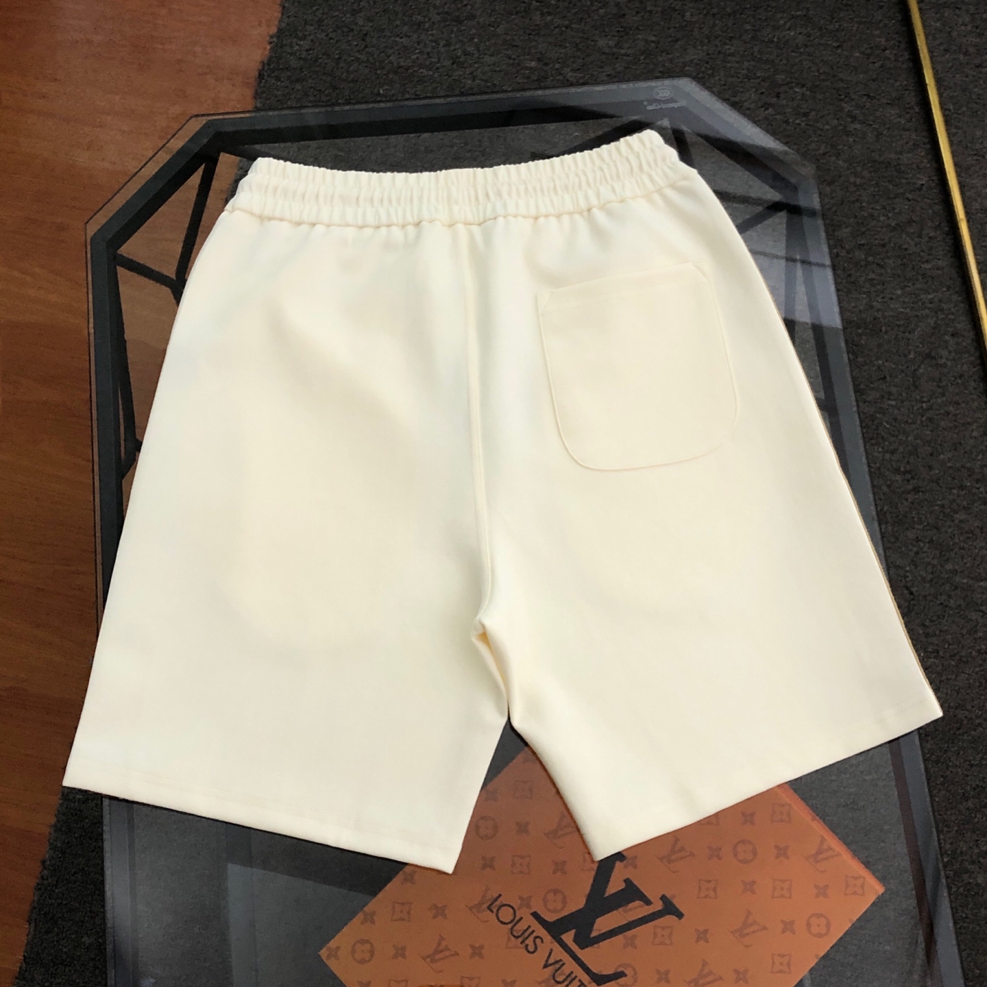 💰155包邮
 巴宝莉Burberry2025新款织带休闲运动短裤经典时尚款，客供太空棉面料，手感细腻，舒适透气！两侧定织格纹织带拼接，腰部松紧抽绳，原版五金辅料，做工细节都非常不错，上身效果一级棒，喜欢的兄弟不要错过！
颜色：黑色 卡其色 杏色
尺码：XS一L
XS：腰围74  臀围96  裤长98 
  S：腰围78  臀围100  裤长100
 M：腰围82  臀围104  裤长102
  L：腰围86  臀围108  裤长104