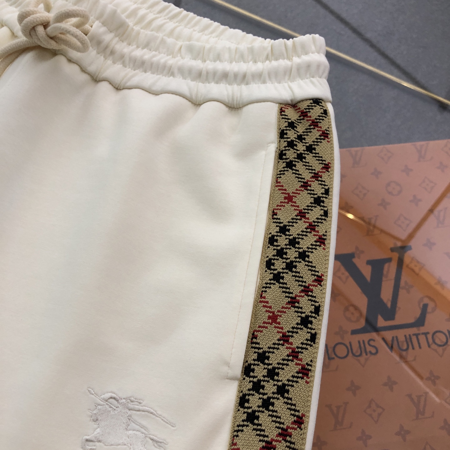 💰155包邮
 巴宝莉Burberry2025新款织带休闲运动短裤经典时尚款，客供太空棉面料，手感细腻，舒适透气！两侧定织格纹织带拼接，腰部松紧抽绳，原版五金辅料，做工细节都非常不错，上身效果一级棒，喜欢的兄弟不要错过！
颜色：黑色 卡其色 杏色
尺码：XS一L
XS：腰围74  臀围96  裤长98 
  S：腰围78  臀围100  裤长100
 M：腰围82  臀围104  裤长102
  L：腰围86  臀围108  裤长104