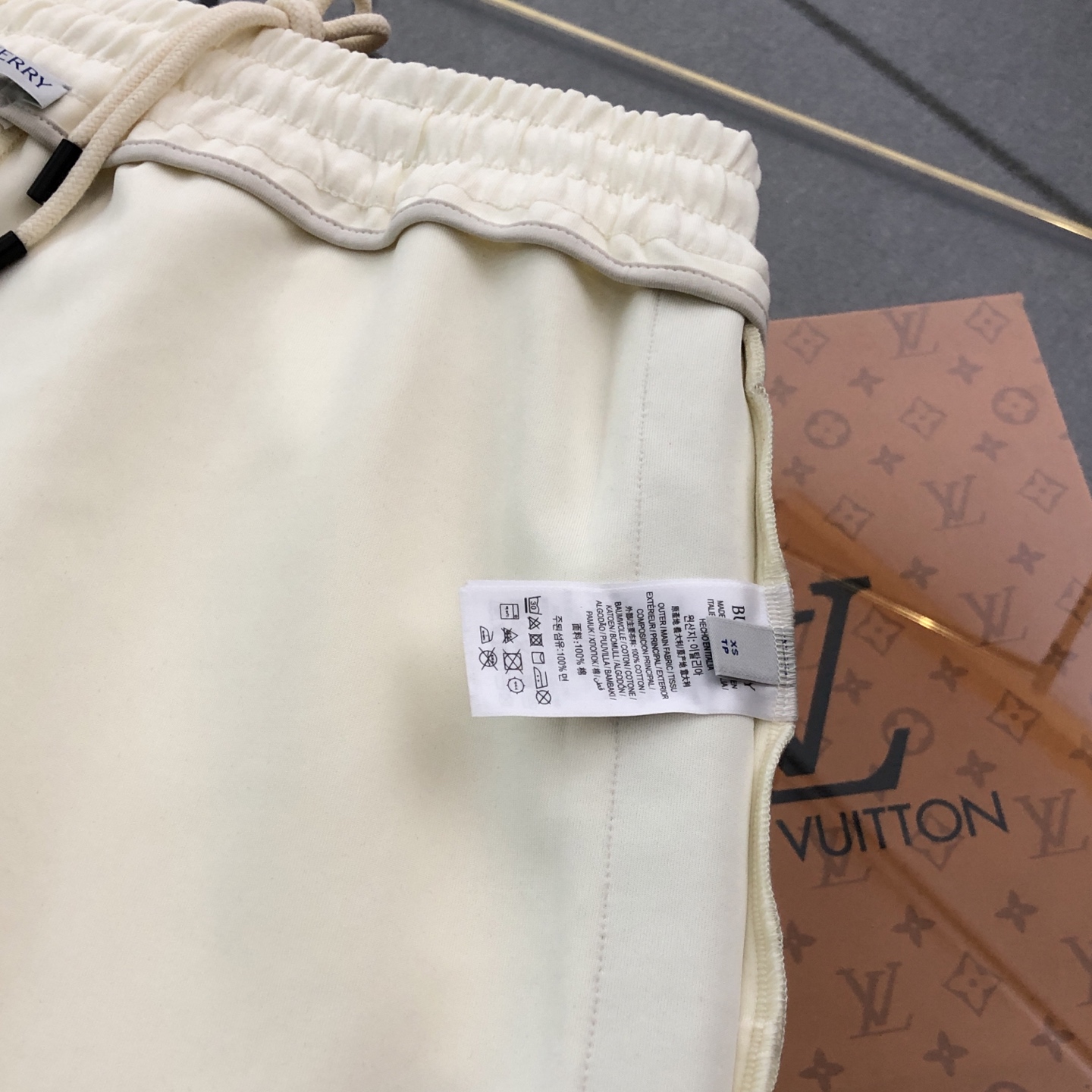 💰155包邮
 巴宝莉Burberry2025新款织带休闲运动短裤经典时尚款，客供太空棉面料，手感细腻，舒适透气！两侧定织格纹织带拼接，腰部松紧抽绳，原版五金辅料，做工细节都非常不错，上身效果一级棒，喜欢的兄弟不要错过！
颜色：黑色 卡其色 杏色
尺码：XS一L
XS：腰围74  臀围96  裤长98 
  S：腰围78  臀围100  裤长100
 M：腰围82  臀围104  裤长102
  L：腰围86  臀围108  裤长104
