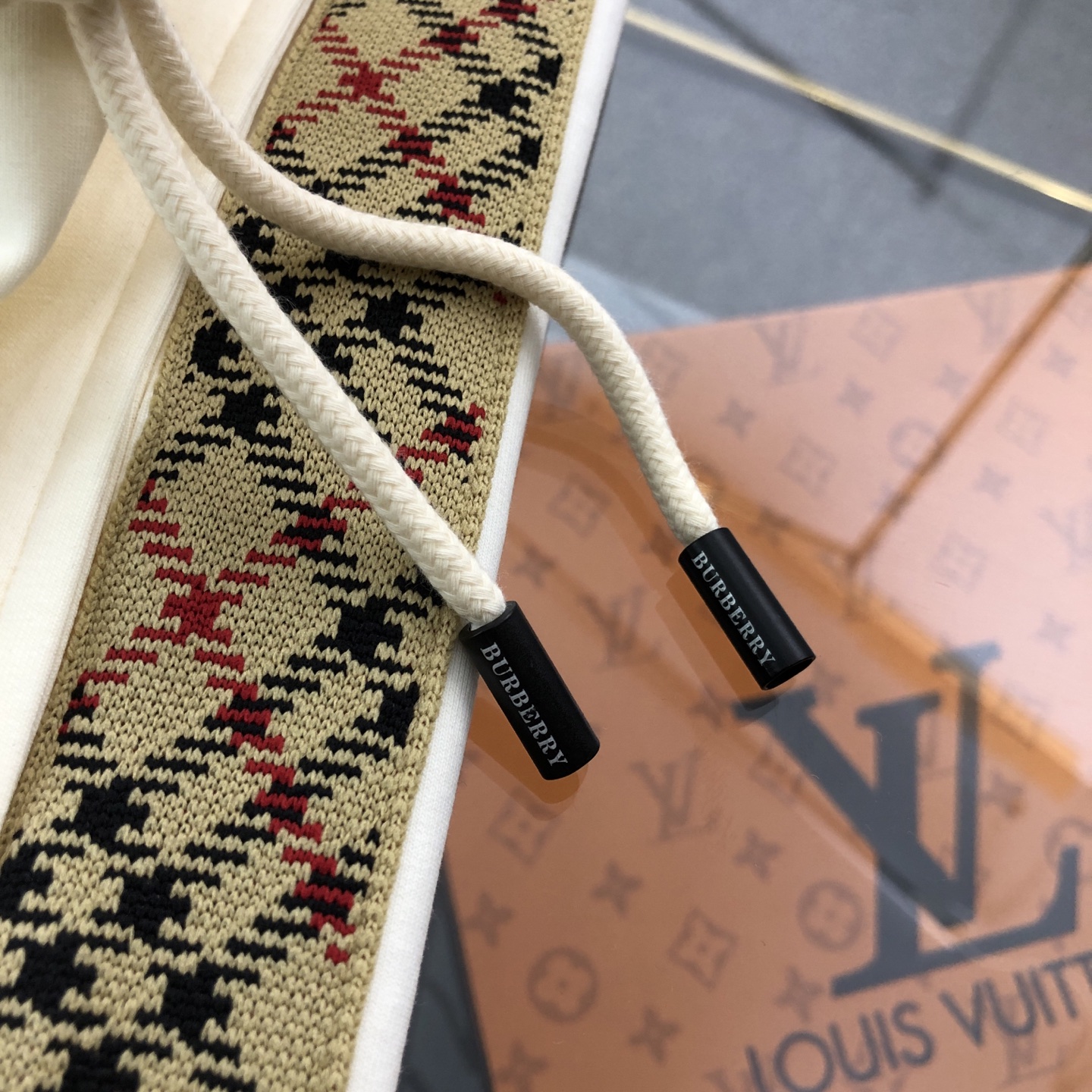 💰155包邮
 巴宝莉Burberry2025新款织带休闲运动短裤经典时尚款，客供太空棉面料，手感细腻，舒适透气！两侧定织格纹织带拼接，腰部松紧抽绳，原版五金辅料，做工细节都非常不错，上身效果一级棒，喜欢的兄弟不要错过！
颜色：黑色 卡其色 杏色
尺码：XS一L
XS：腰围74  臀围96  裤长98 
  S：腰围78  臀围100  裤长100
 M：腰围82  臀围104  裤长102
  L：腰围86  臀围108  裤长104