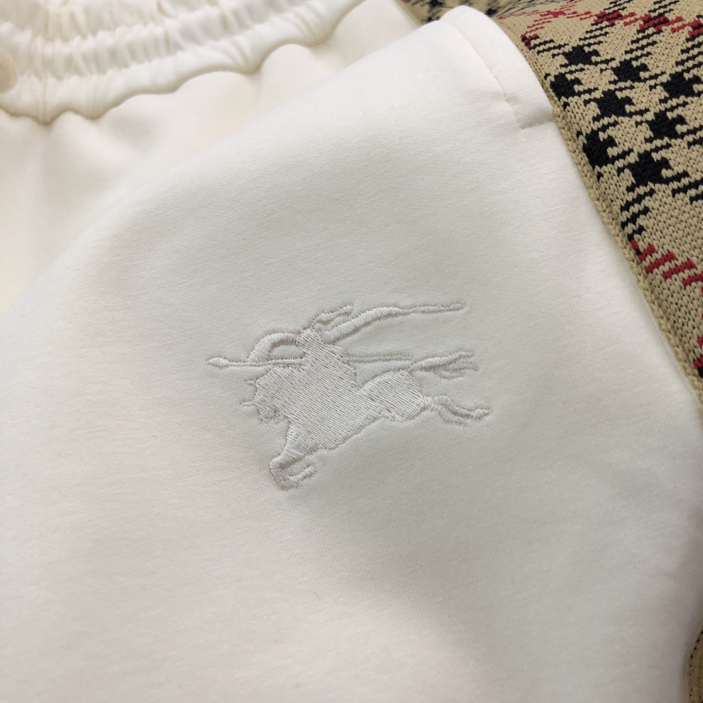 💰155包邮
 巴宝莉Burberry2025新款织带休闲运动短裤经典时尚款，客供太空棉面料，手感细腻，舒适透气！两侧定织格纹织带拼接，腰部松紧抽绳，原版五金辅料，做工细节都非常不错，上身效果一级棒，喜欢的兄弟不要错过！
颜色：黑色 卡其色 杏色
尺码：XS一L
XS：腰围74  臀围96  裤长98 
  S：腰围78  臀围100  裤长100
 M：腰围82  臀围104  裤长102
  L：腰围86  臀围108  裤长104
