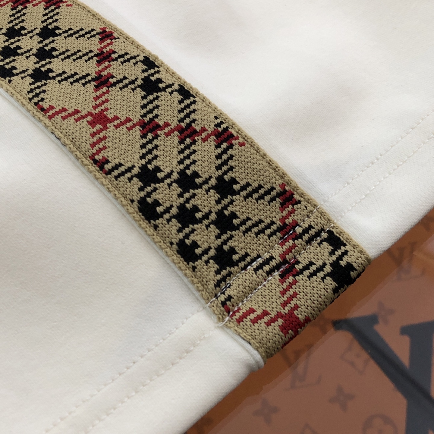 💰155包邮
 巴宝莉Burberry2025新款织带休闲运动短裤经典时尚款，客供太空棉面料，手感细腻，舒适透气！两侧定织格纹织带拼接，腰部松紧抽绳，原版五金辅料，做工细节都非常不错，上身效果一级棒，喜欢的兄弟不要错过！
颜色：黑色 卡其色 杏色
尺码：XS一L
XS：腰围74  臀围96  裤长98 
  S：腰围78  臀围100  裤长100
 M：腰围82  臀围104  裤长102
  L：腰围86  臀围108  裤长104