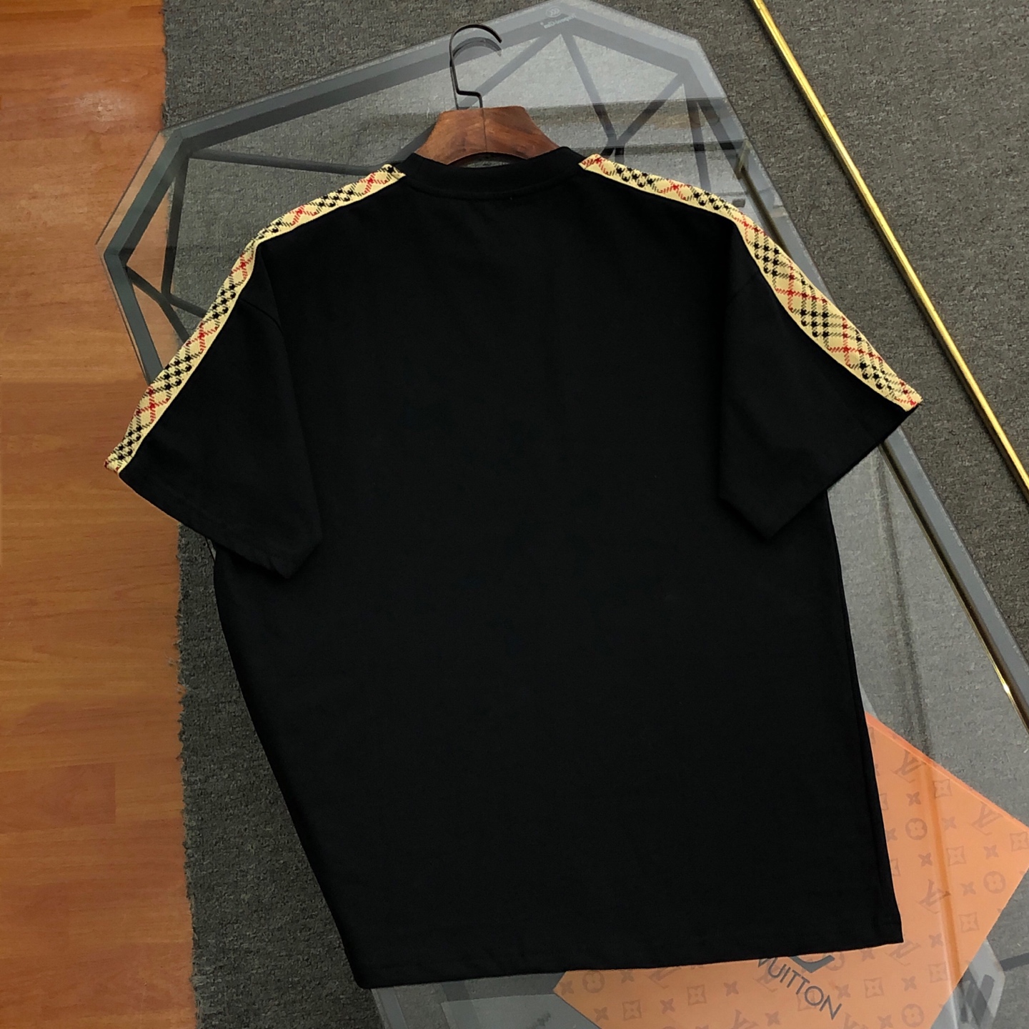 💰140包邮
巴宝莉Burberry 2025春夏新款刺绣logo圆领短袖T桖
⚠原版面料⚠高版本⚠高品质 网红明星同款
定制定染简约基础款,简单大气,精致时尚,纯棉面料,面料柔软舒适
手感舒服 超级百搭好看的一款短袖
三标齐全 非市场普通版本 随意对比 品质绝对保证
颜色 : 黑色 卡其色 杏色
尺码 : XS ~ L
XS:衣长70 胸围110 肩宽58.5 袖长18.5
S:衣长72 胸围114 肩宽60 袖长19
M :衣长74 胸围118 肩宽61.5 袖长19.5
L:衣长76 胸围122 肩宽63 袖长20