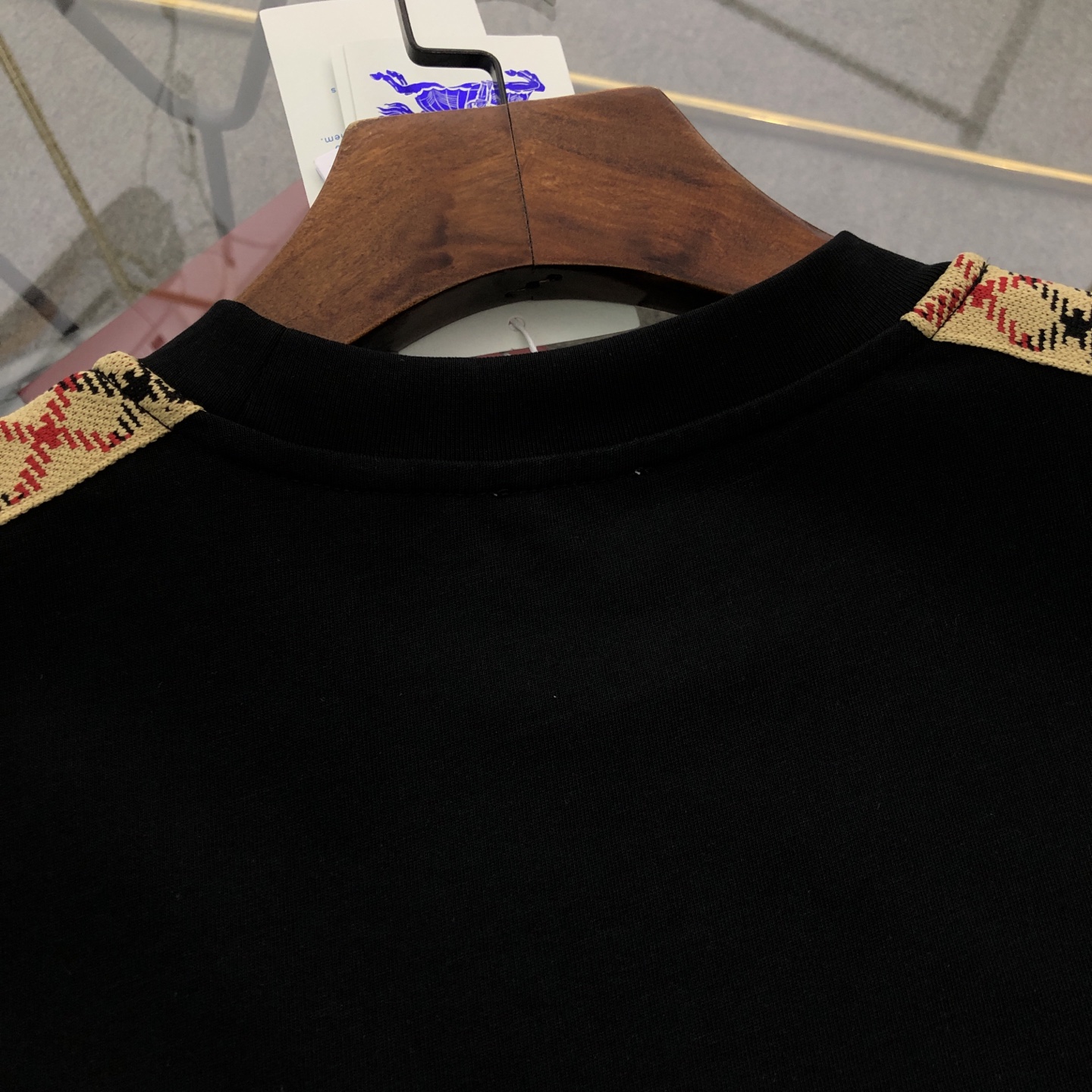 💰140包邮
巴宝莉Burberry 2025春夏新款刺绣logo圆领短袖T桖
⚠原版面料⚠高版本⚠高品质 网红明星同款
定制定染简约基础款,简单大气,精致时尚,纯棉面料,面料柔软舒适
手感舒服 超级百搭好看的一款短袖
三标齐全 非市场普通版本 随意对比 品质绝对保证
颜色 : 黑色 卡其色 杏色
尺码 : XS ~ L
XS:衣长70 胸围110 肩宽58.5 袖长18.5
S:衣长72 胸围114 肩宽60 袖长19
M :衣长74 胸围118 肩宽61.5 袖长19.5
L:衣长76 胸围122 肩宽63 袖长20