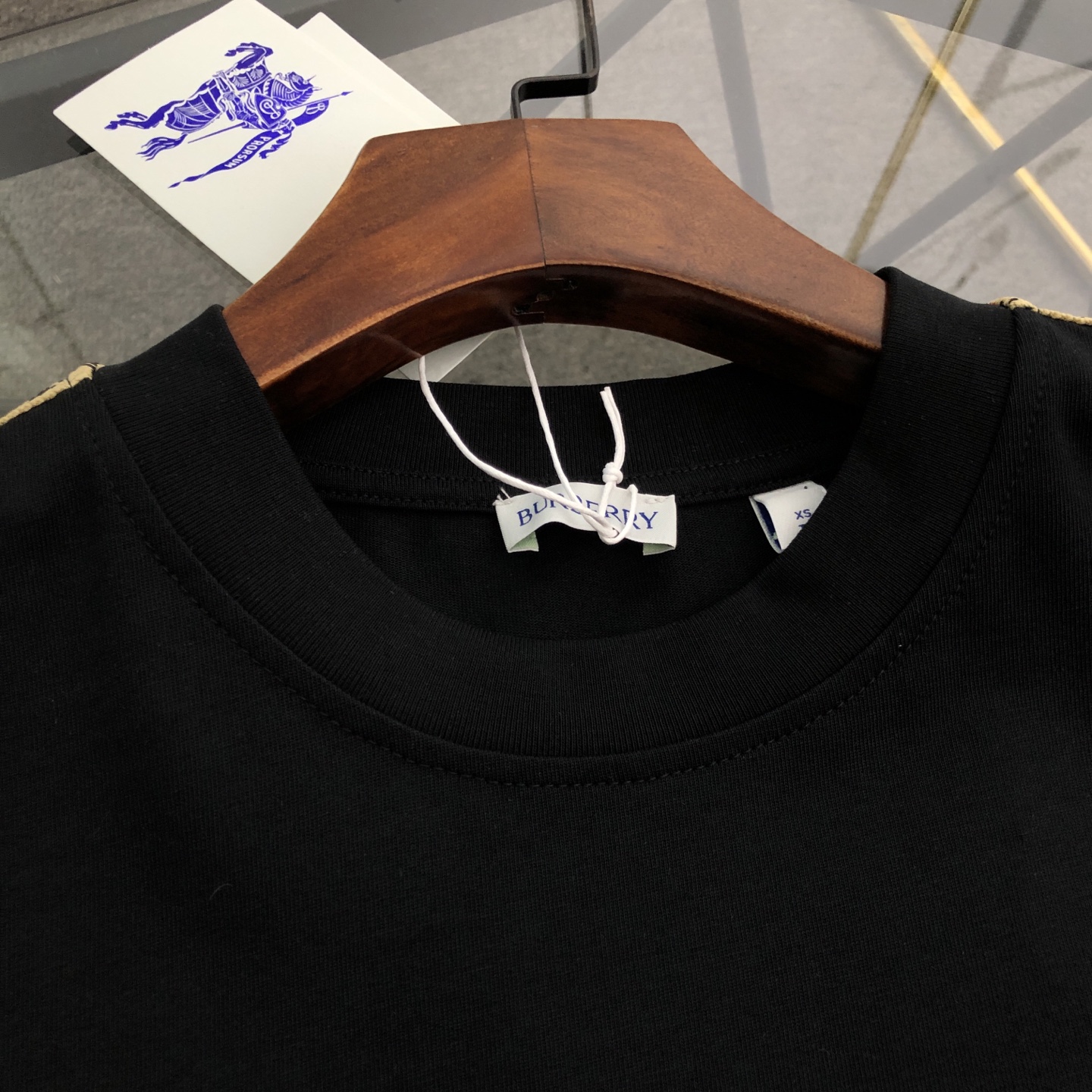 💰140包邮
巴宝莉Burberry 2025春夏新款刺绣logo圆领短袖T桖
⚠原版面料⚠高版本⚠高品质 网红明星同款
定制定染简约基础款,简单大气,精致时尚,纯棉面料,面料柔软舒适
手感舒服 超级百搭好看的一款短袖
三标齐全 非市场普通版本 随意对比 品质绝对保证
颜色 : 黑色 卡其色 杏色
尺码 : XS ~ L
XS:衣长70 胸围110 肩宽58.5 袖长18.5
S:衣长72 胸围114 肩宽60 袖长19
M :衣长74 胸围118 肩宽61.5 袖长19.5
L:衣长76 胸围122 肩宽63 袖长20