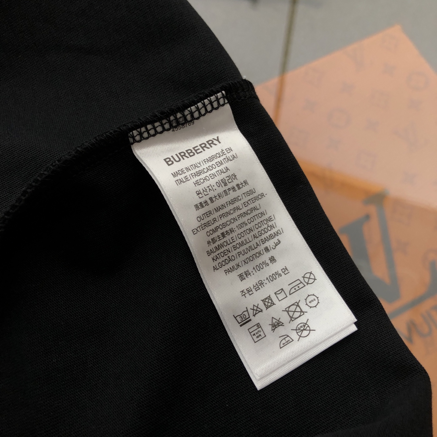 💰140包邮
巴宝莉Burberry 2025春夏新款刺绣logo圆领短袖T桖
⚠原版面料⚠高版本⚠高品质 网红明星同款
定制定染简约基础款,简单大气,精致时尚,纯棉面料,面料柔软舒适
手感舒服 超级百搭好看的一款短袖
三标齐全 非市场普通版本 随意对比 品质绝对保证
颜色 : 黑色 卡其色 杏色
尺码 : XS ~ L
XS:衣长70 胸围110 肩宽58.5 袖长18.5
S:衣长72 胸围114 肩宽60 袖长19
M :衣长74 胸围118 肩宽61.5 袖长19.5
L:衣长76 胸围122 肩宽63 袖长20