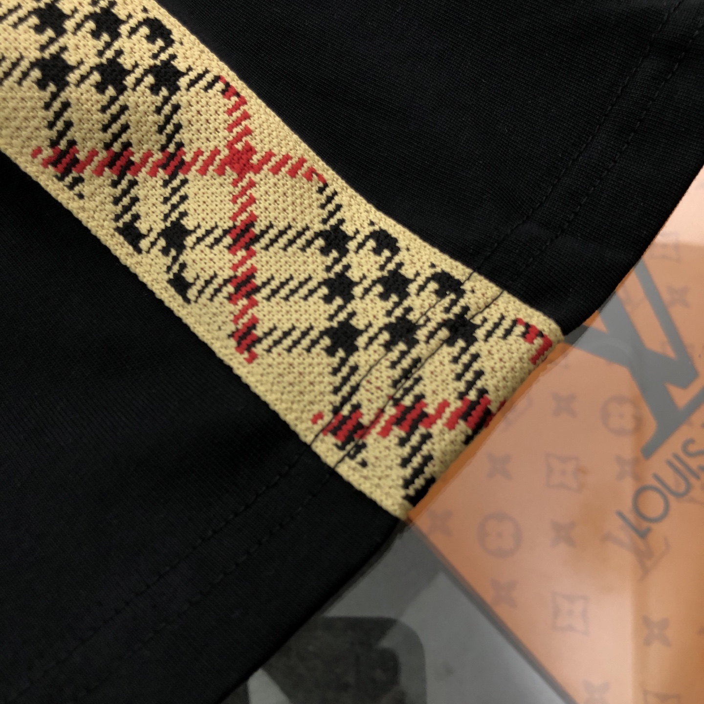 💰140包邮
巴宝莉Burberry 2025春夏新款刺绣logo圆领短袖T桖
⚠原版面料⚠高版本⚠高品质 网红明星同款
定制定染简约基础款,简单大气,精致时尚,纯棉面料,面料柔软舒适
手感舒服 超级百搭好看的一款短袖
三标齐全 非市场普通版本 随意对比 品质绝对保证
颜色 : 黑色 卡其色 杏色
尺码 : XS ~ L
XS:衣长70 胸围110 肩宽58.5 袖长18.5
S:衣长72 胸围114 肩宽60 袖长19
M :衣长74 胸围118 肩宽61.5 袖长19.5
L:衣长76 胸围122 肩宽63 袖长20