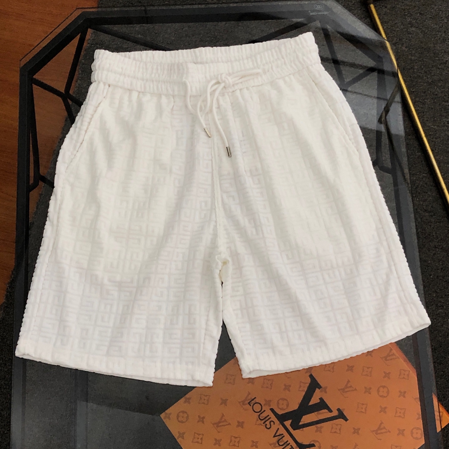 P100 GIVENCHY Givenchy 2025 primavera y verano nuevos pantalones cortos de jacquard con estampado oscuro de t…