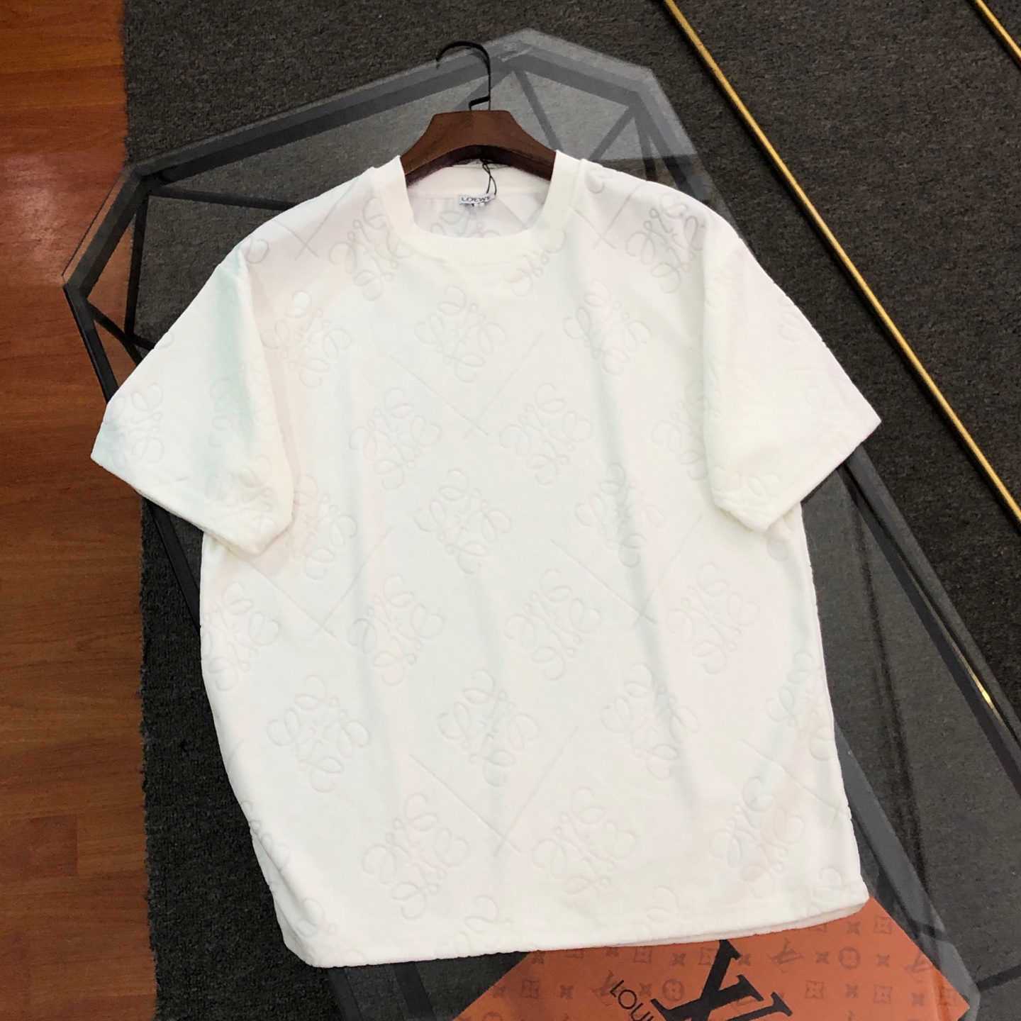 P85 Loewe罗意威 2025春夏新款暗纹提花毛巾短袖T恤 ⚠原版面料⚠高版本⚠高品质 网红明星同款 定制全棉毛巾面料满印提花工艺官方同款，质感舒适度都是拉满的 上身简约百搭 手感非常舒服 超级百搭好看的一款短袖 三标齐全 男女同款正…
