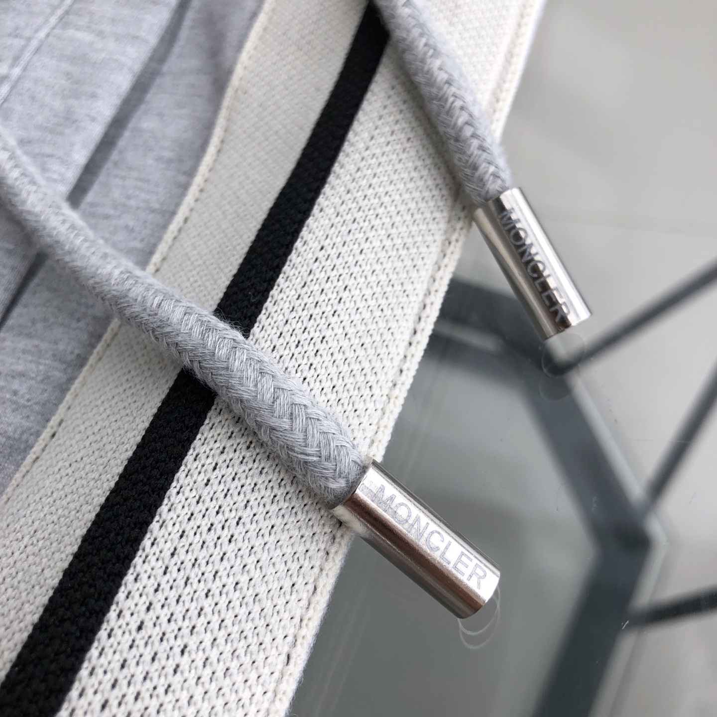 💰134
Moncler/蒙口 2025ss新款织带LOGO休闲情侣款卫裤 
⚠原版面料⚠高版本⚠高品质 网红明星同款 定织定染纯棉料 舒适柔软 小LOGO刺绣 ，侧面双G织带，实用插兜。手感非常舒服 超级百搭好看的一款休闲卫裤 
非市场普通版本 随意对比 品质绝对保证 三标齐全 人手必备款 
颜色 ：黑色  灰色
尺码 ：S M L XL 2XL
S ：裤长98 腰围74 臀围96 大腿围62 
M ：裤长100 腰围78 臀围100 大腿围64 
Ｌ：裤长102 腰围82 臀围104 大腿围66 
XL ：裤长104 腰围86 臀围108 大腿围68
2XL：裤长106 腰围90 臀围112 大腿围70
