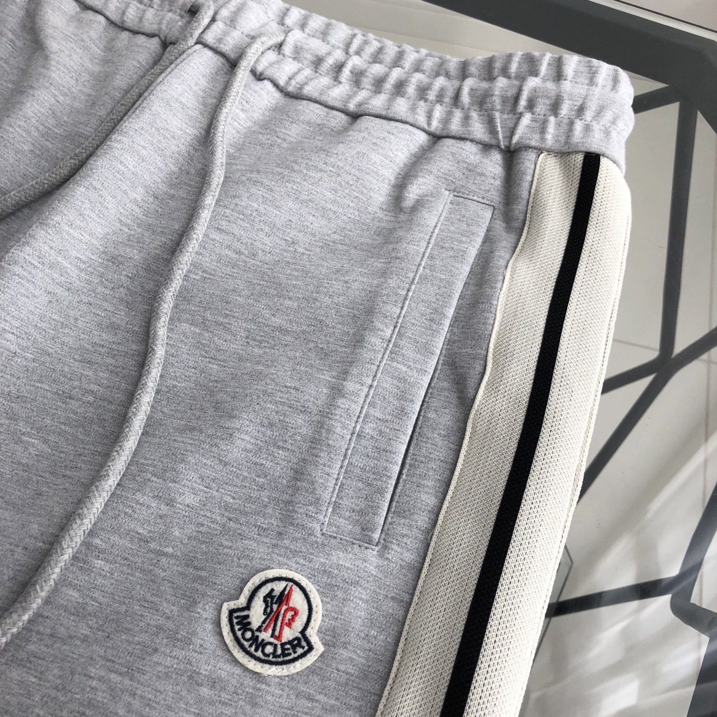 💰134
Moncler/蒙口 2025ss新款织带LOGO休闲情侣款卫裤 
⚠原版面料⚠高版本⚠高品质 网红明星同款 定织定染纯棉料 舒适柔软 小LOGO刺绣 ，侧面双G织带，实用插兜。手感非常舒服 超级百搭好看的一款休闲卫裤 
非市场普通版本 随意对比 品质绝对保证 三标齐全 人手必备款 
颜色 ：黑色  灰色
尺码 ：S M L XL 2XL
S ：裤长98 腰围74 臀围96 大腿围62 
M ：裤长100 腰围78 臀围100 大腿围64 
Ｌ：裤长102 腰围82 臀围104 大腿围66 
XL ：裤长104 腰围86 臀围108 大腿围68
2XL：裤长106 腰围90 臀围112 大腿围70
