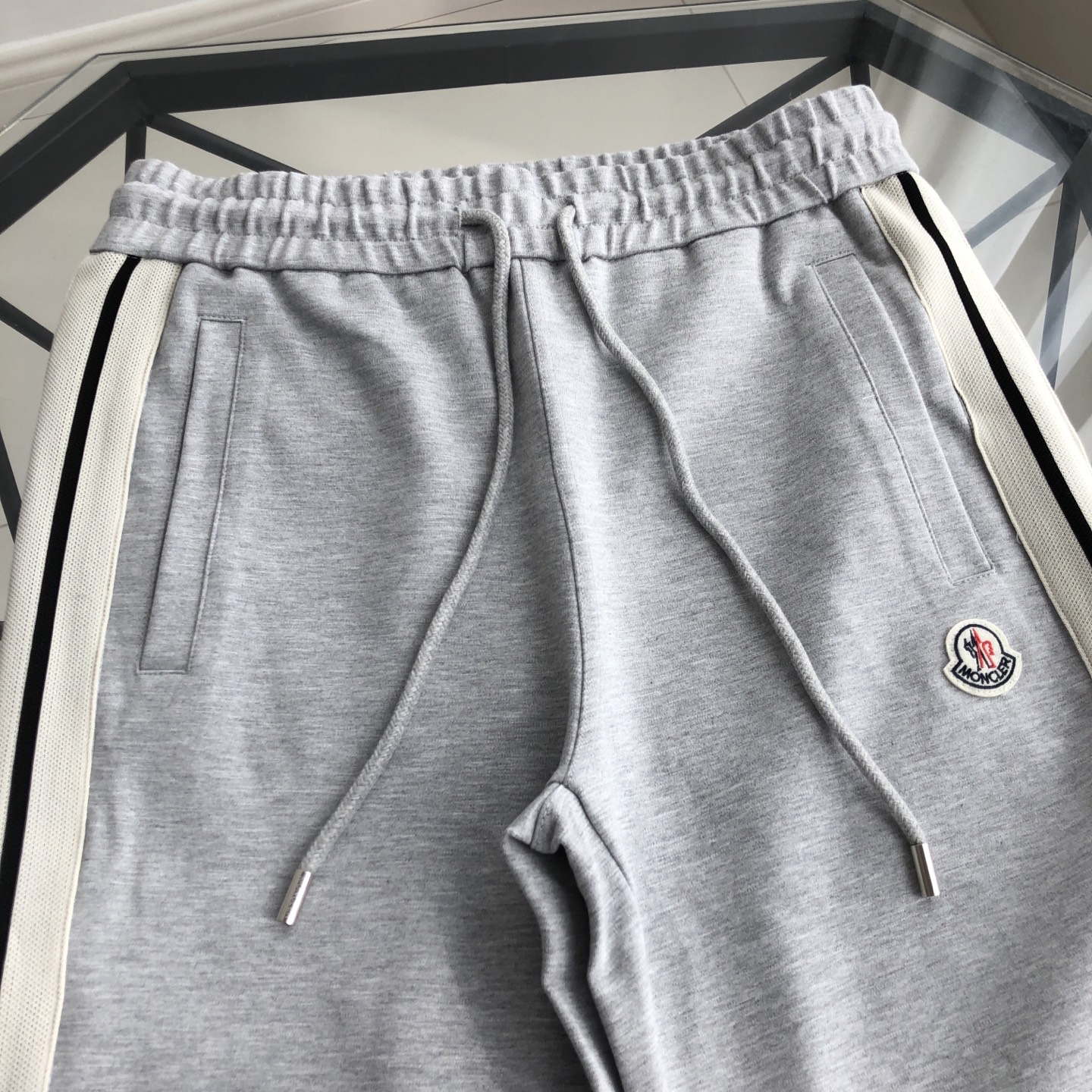 💰134
Moncler/蒙口 2025ss新款织带LOGO休闲情侣款卫裤 
⚠原版面料⚠高版本⚠高品质 网红明星同款 定织定染纯棉料 舒适柔软 小LOGO刺绣 ，侧面双G织带，实用插兜。手感非常舒服 超级百搭好看的一款休闲卫裤 
非市场普通版本 随意对比 品质绝对保证 三标齐全 人手必备款 
颜色 ：黑色  灰色
尺码 ：S M L XL 2XL
S ：裤长98 腰围74 臀围96 大腿围62 
M ：裤长100 腰围78 臀围100 大腿围64 
Ｌ：裤长102 腰围82 臀围104 大腿围66 
XL ：裤长104 腰围86 臀围108 大腿围68
2XL：裤长106 腰围90 臀围112 大腿围70
