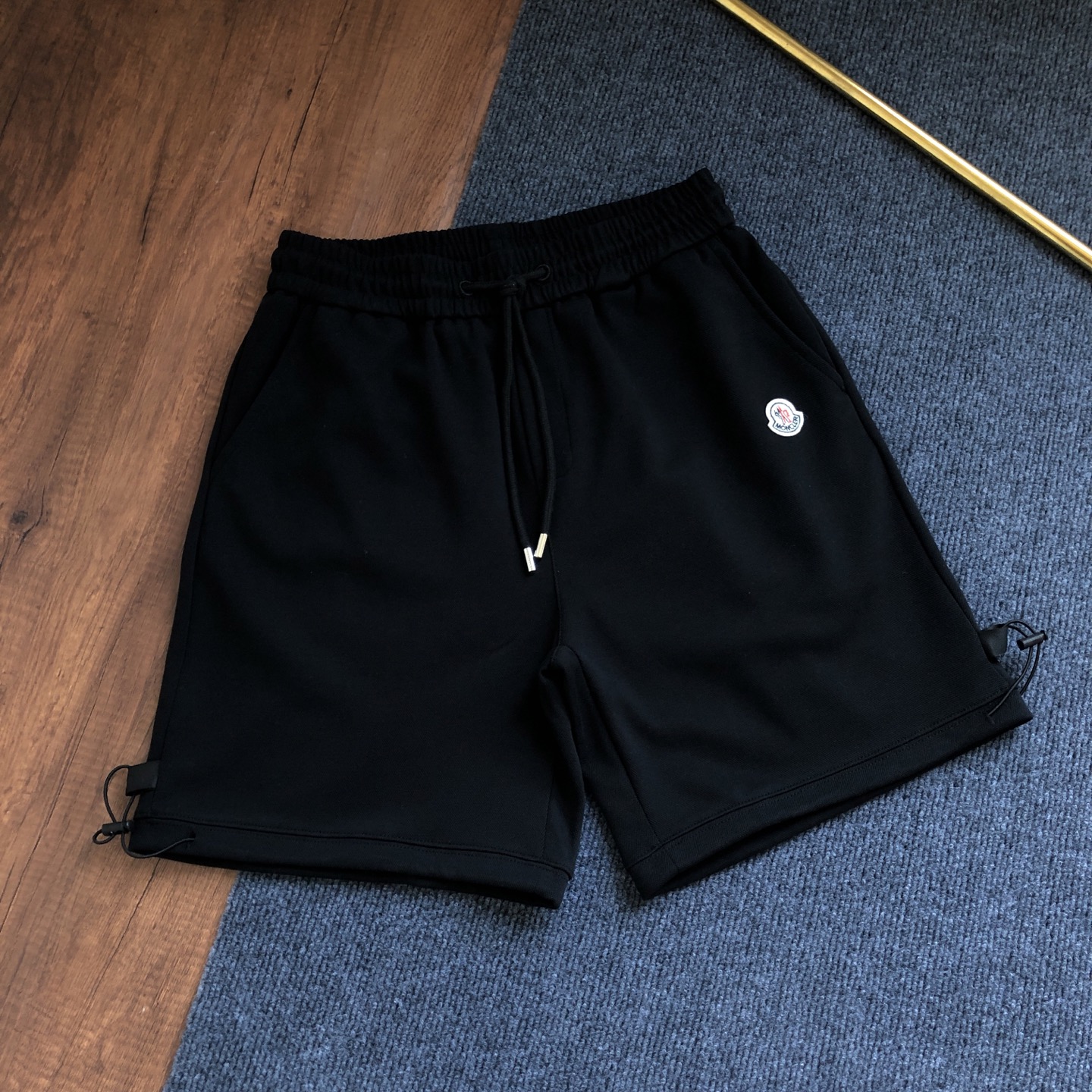 P100 Moncler/蒙口2026ss新款刺绣LOGO休闲情侣款短款 ⚠原版面料⚠高版本⚠高品质 网红明星同款 （男女同款-宽松欧版）400克高品质精密高科技针织面料经典款专柜专属高级订制专属采用拼接工艺，定制定染 手感非常舒服 超级…