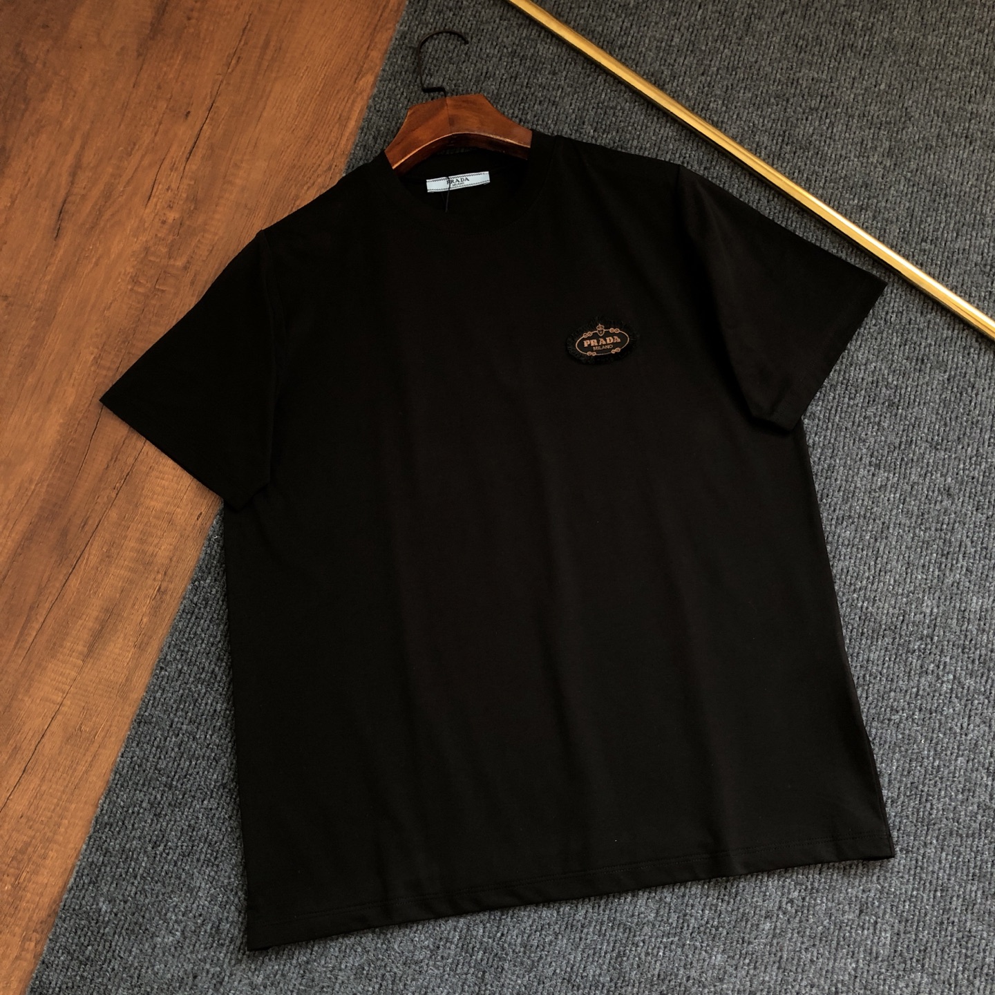 P80 PRADA Prada 2026 primavera y verano nuevo logo bordado tridimensional cuello redondo camiseta corta ⚠Versión alta ⚠…