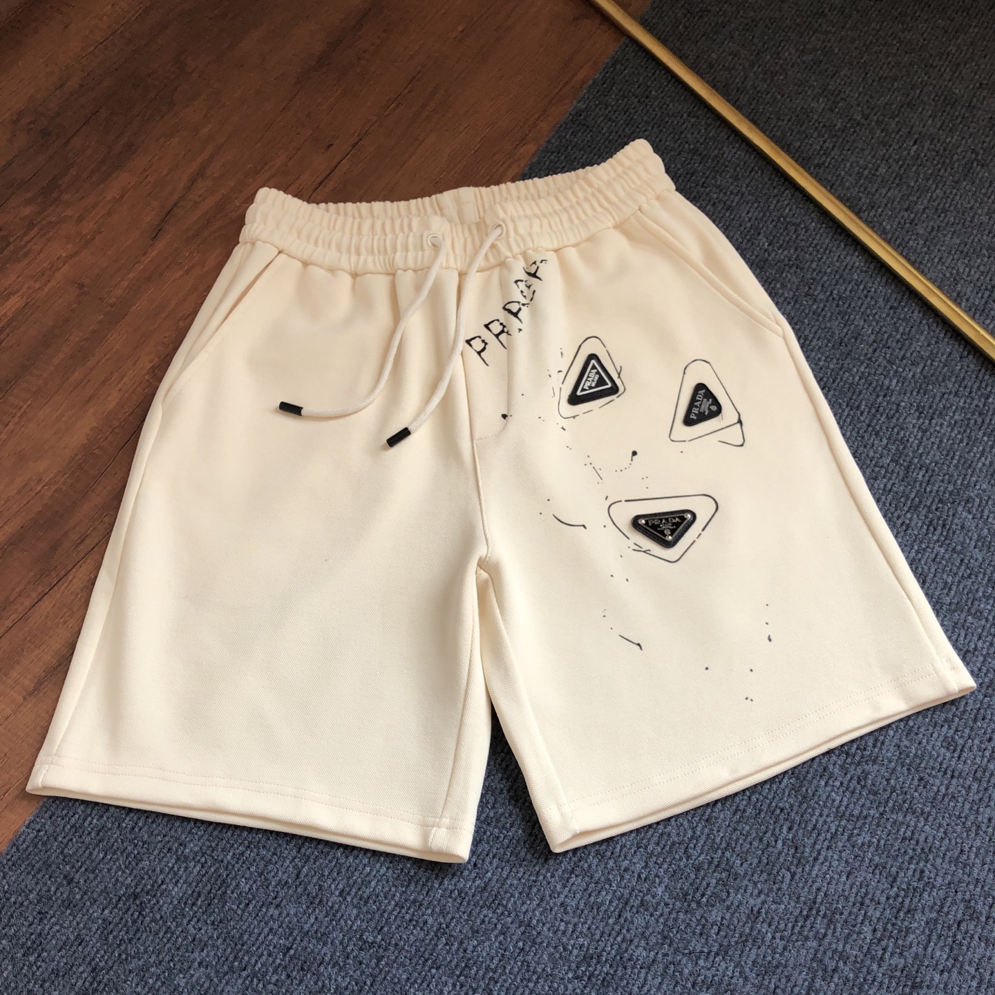 P100 PRADA 2026 nuevos pantalones cortos deportivos casuales de moda clásicos, tela personalizada, tacto delicado, cómo…