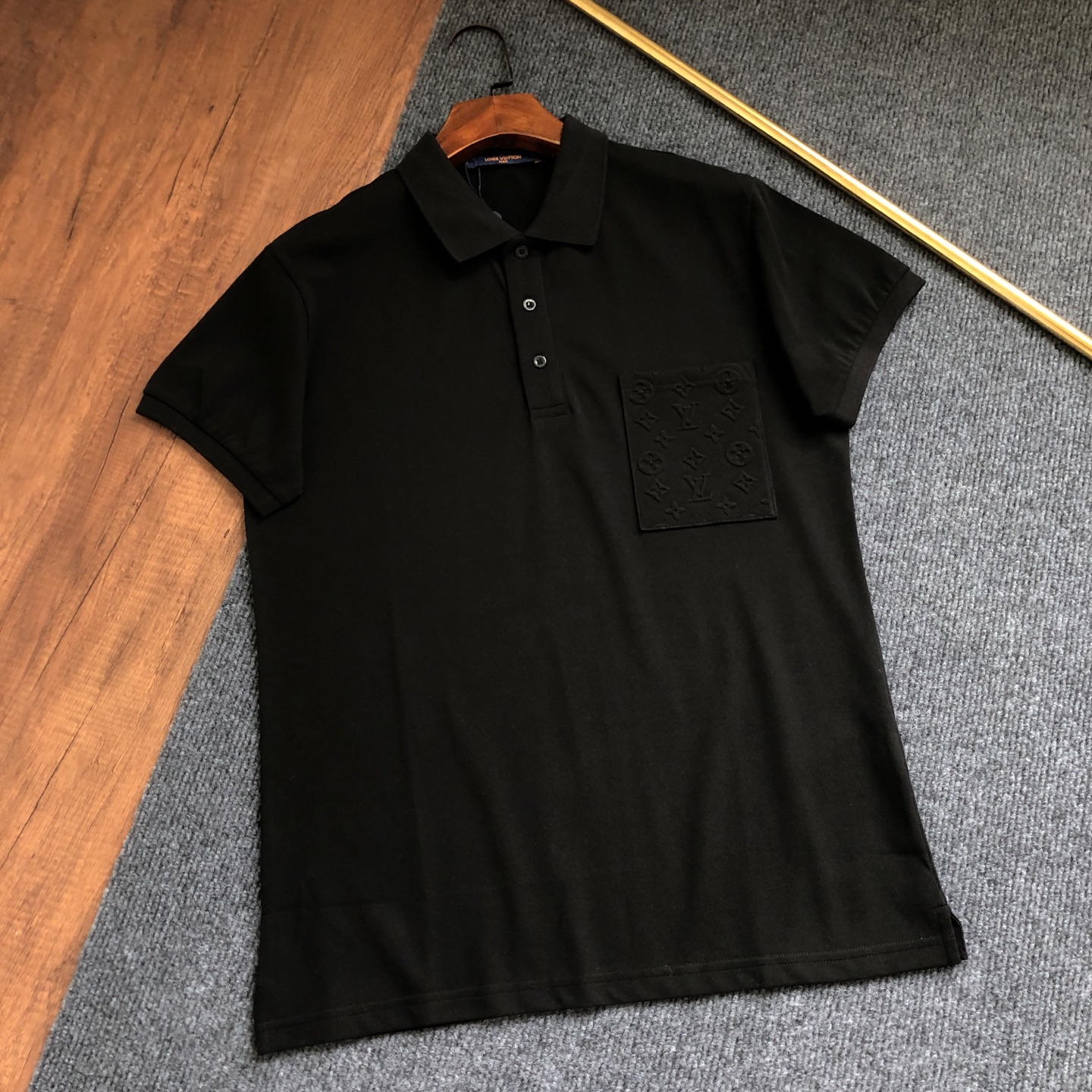 P85 LV路易威登2026春夏新款口袋立体压花logo polo衫T恤T恤 ⚠原版面料⚠高版本⚠高品质 网红明星同款 采用跟原版面料 胸前万针刺绣标识 定制定染 手感非常舒服 超级百搭好看的一款polo衫 三标齐全 非市场普通版本 随意…