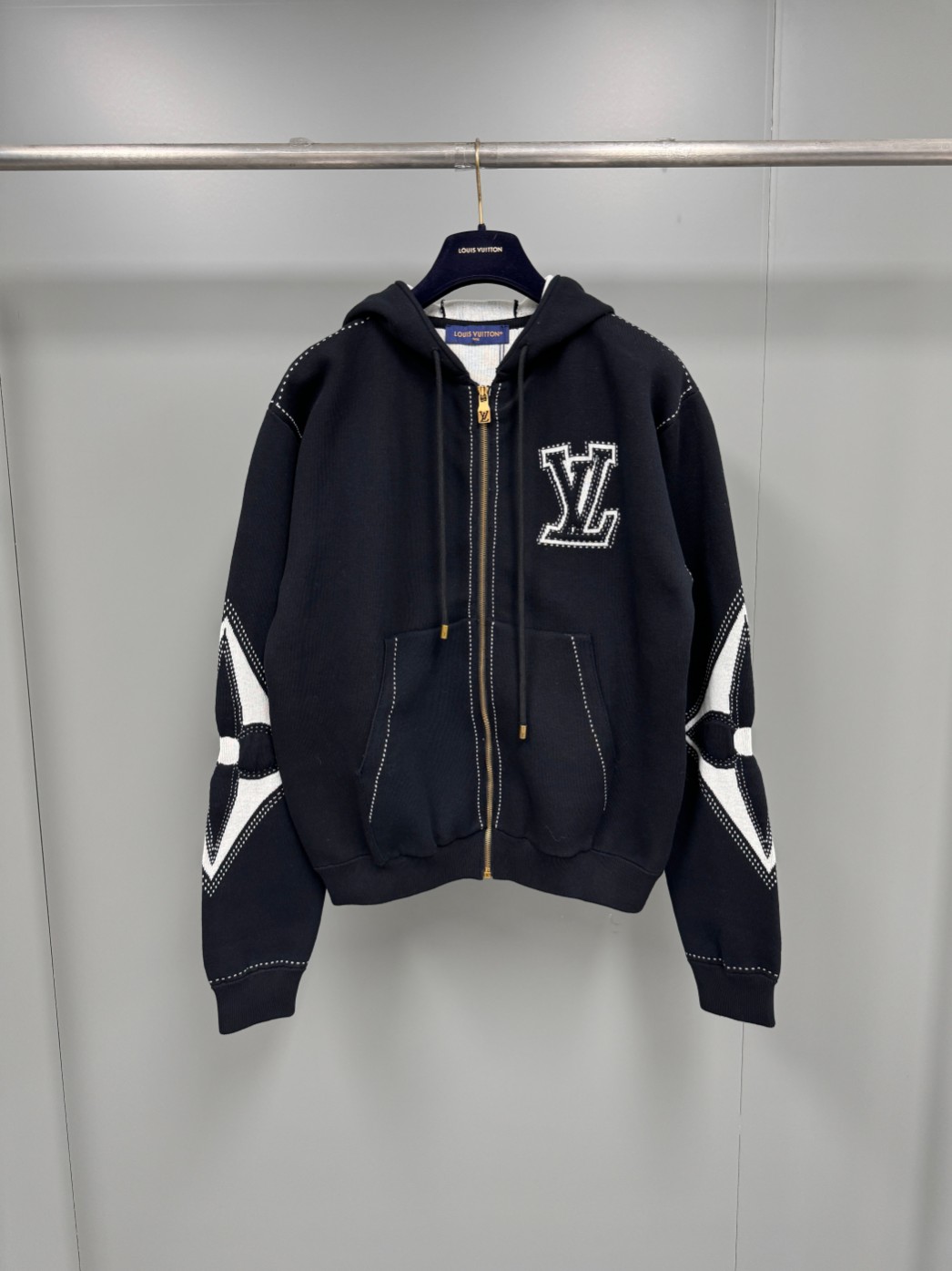 NO:702197,Special price, all sizes, Lujia's new autumn and winter zippered cotton hoodie. Detailed features. Incorporate complex intarsia texture into the light silhouette, with LV letters and large Monogram flowers on the front and elbows, and use dotted lines to create a look of topstitching and embroidery. Complete trademarks. Completely authentic, special price. No returns, no exchanges, no free shipping, louis vuitton, louis vuitton, louis vuitton, hats,19860909特价 齐码 驴家秋冬新款拉链棉质连帽衫 详细特征 为轻盈廓形融入繁复嵌花织纹,于正面和肘部呈现 LV 字母和大号 Monogram 花卉,并以虚线设计营造明线和刺绣观感 商标齐全 完全乱真级别,特价 不退不换不包邮,louis vuitton,louis vuitton,louis vuitton,hats,,Women's clothing