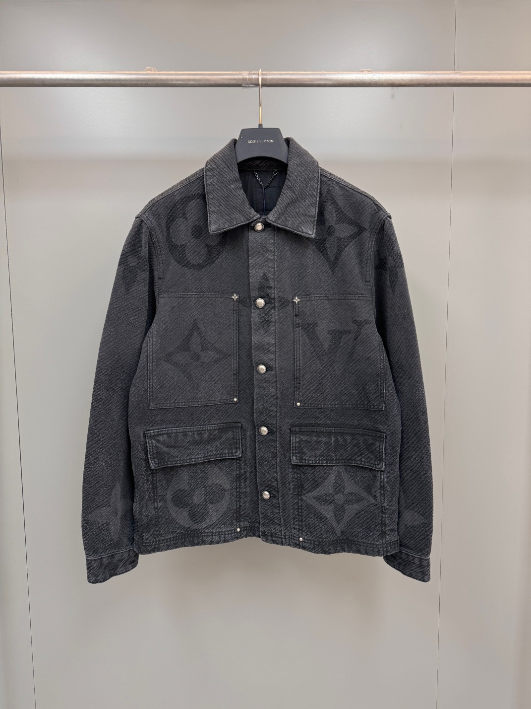 NO:947428,Lujia 24FW Dark Pattern Burnt Denim Jacket Description  Custom-woven plain twill denim surface, the fabric is sweat-absorbent and breathable. The pattern adopts laser burning process. The denim processed by laser printing technology uses computer image processing to burn the yarns and vaporized dyes on the surface of the denim fabric to form a pattern effect. The laser burning pattern is clear and can accurately print artistic style patterns on the fabric. The resulting pattern style has a stronger three-dimensional effect. Through the laser principle, laser printing forms a dark and light denim base color, which has a unique visual effect. After making the garment, the denim is sand washed.  The fabric is frosted with sand detergent. The gradient pattern of laser engraving is combined with the washing process to achieve a natural aged texture. After repeated comparison with the original hair texture, it is natural and layered, and sewing and twisting threads are used to design overlapping seams.  The molded new flat nails and door sill buttons have clear and delicate engravings, eco-friendly electroplating adopts ancient silver opening and closing design, the back waist leather plate has a matching iron mold pattern, and is made of genuine first-layer cowhide suede. A full set of new accessories are customized simultaneously, and the details are perfectly processed. The loose denim cut is wide and stylish.  Complete trademarks, completely authentic, Louis Vuitton-clothing, louis vuitton, louis vuitton, louis vuitton, jackets & coats, cowhide,19860909驴家24FW 暗纹烧花牛仔外套 说明 定织平织斜纹牛仔布面,面料吸汗透气,图案采用激光烧花工艺,采用激光镭射印花技术处理的牛仔布,通过计算机图像处理,烧灼牛仔面料表面的纱线和汽化染料,形成图案效果.激光烧花图案清晰,可以在面料上精准地印出艺术风格图案,形成的纹样风格立体效果更强.通过激光原理,激光印花形成深浅牛仔底色,具有独特的视觉效果.制作成衣后进行牛仔布的砂洗,就是用砂洗剂对织物进行磨砂处理.激光镭射雕刻渐变图案搭配水洗工艺成就自然的做旧质感,经过反复对比原版毛须纹路,做到自然和层次分明,运用缝纫捻线进行叠锁边缝设计作业.开模新款平面钉、门槛纽扣刻字清晰细腻,环保电镀采古银色开合设计,后腰皮牌对色开铁模图案、真头层牛皮绒面制作,全套新款辅料同步定制,细节处理完美.宽松牛仔剪裁挺阔有型. 商标齐全 完全乱真级别,路易威登-服装,louis vuitton,louis vuitton,louis vuitton,jackets & coats,cowhide,,Women's clothing