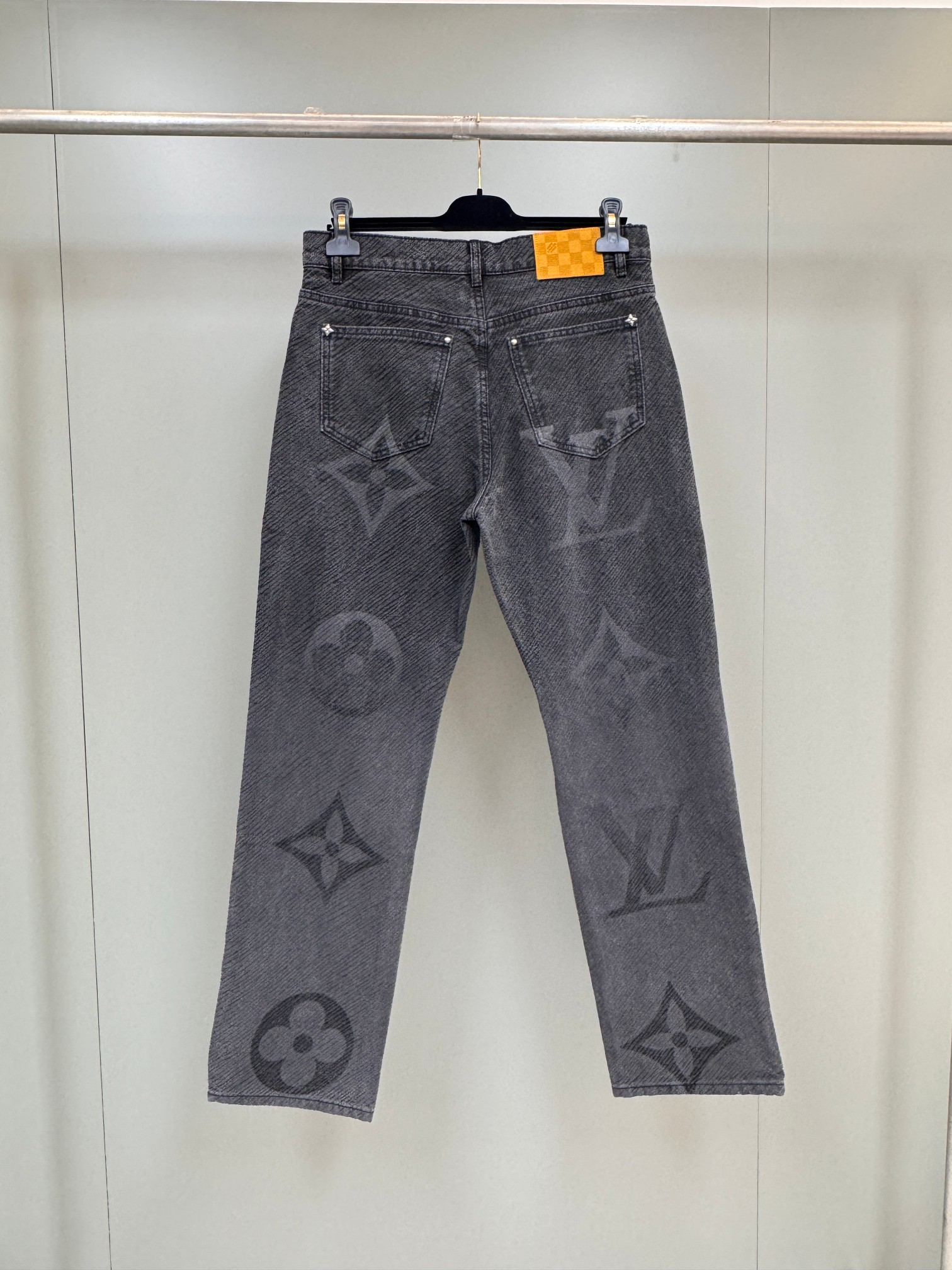 NO:947524,Jialu 24FW denim denim trousers with dark patterns.  Weaving a plain twill denim surface, the surface absorbs sweat and is breathable. The pattern adopts a laser burning process. The denim fabric is processed by laser printing technology. Through computer image processing, the yarns and vaporized dyes on the surface of the fabric are burned to form a pattern effect. Light laser  The burn pattern is clear, and artistic patterns can be accurately printed on the fabric, forming a pattern-style three-dimensional effect that is stronger. Through the principle of laser, laser printing forms a dark denim and light denim background, which has a unique visual effect. After production, it is washed into marching denim,  The object is frosted with agent-washed sand fabric. The gradient pattern of laser engraving combined with the washing process creates a homemade texture. After repeated comparison with the original wool texture, it is natural and distinct, and the sewing and twisting threads are used to overlay the lock-stitch edge design.  The new flat nail surface of the molded version, the door sill buckle is engraved with clear words, the environmentally friendly electro-plated silver-plated ancient color design, the back leather waist plate with matching color molded iron pattern, the headband is made of genuine cowhide velvet, the new set of accessories are customized at the same time, and the details are perfect. The wide denim cut is tall and stylish.  Complete labels, completely authentic, Louis Vuitton-clothing, louis vuitton, louis vuitton,19860909家驴24FW 纹暗烧牛花仔长裤 明说 织定平织斜纹牛仔布面,面吸料汗透气,图采案用激光烧花工艺,用采激光射镭印花技术处的理仔牛布,通计过算机像图理处,烧牛灼面仔料表面的纱线和汽化染料,形案图成效果.光激烧花图清案晰,可在以面上料准精地印术艺出风图格案,形成的样纹风立格体效果更强.过通激光原理,激光印花形成深牛浅仔底色,具有的特独觉视效果.作制后衣成行进牛布仔的洗砂,是就用剂洗砂织对物行进磨砂处理.激光镭射雕刻变渐图案配搭洗水工艺就成然自做的质旧感,经过复反原比对版毛须路纹,到做自然和次层明分,用运纫缝捻进线叠行锁缝边设计业作.模开款新平钉面、门纽槛扣刻清字细晰腻,环保电采镀银古开色计设合,后皮腰牌对色开模铁案图、头真层牛皮绒制面作,全新套款辅料步同定制,细处节美完理.牛松宽仔剪挺裁阔有型. 标商齐全 全完乱真别级,路易威登-服装,louis vuitton,louis vuitton,,Women's clothing