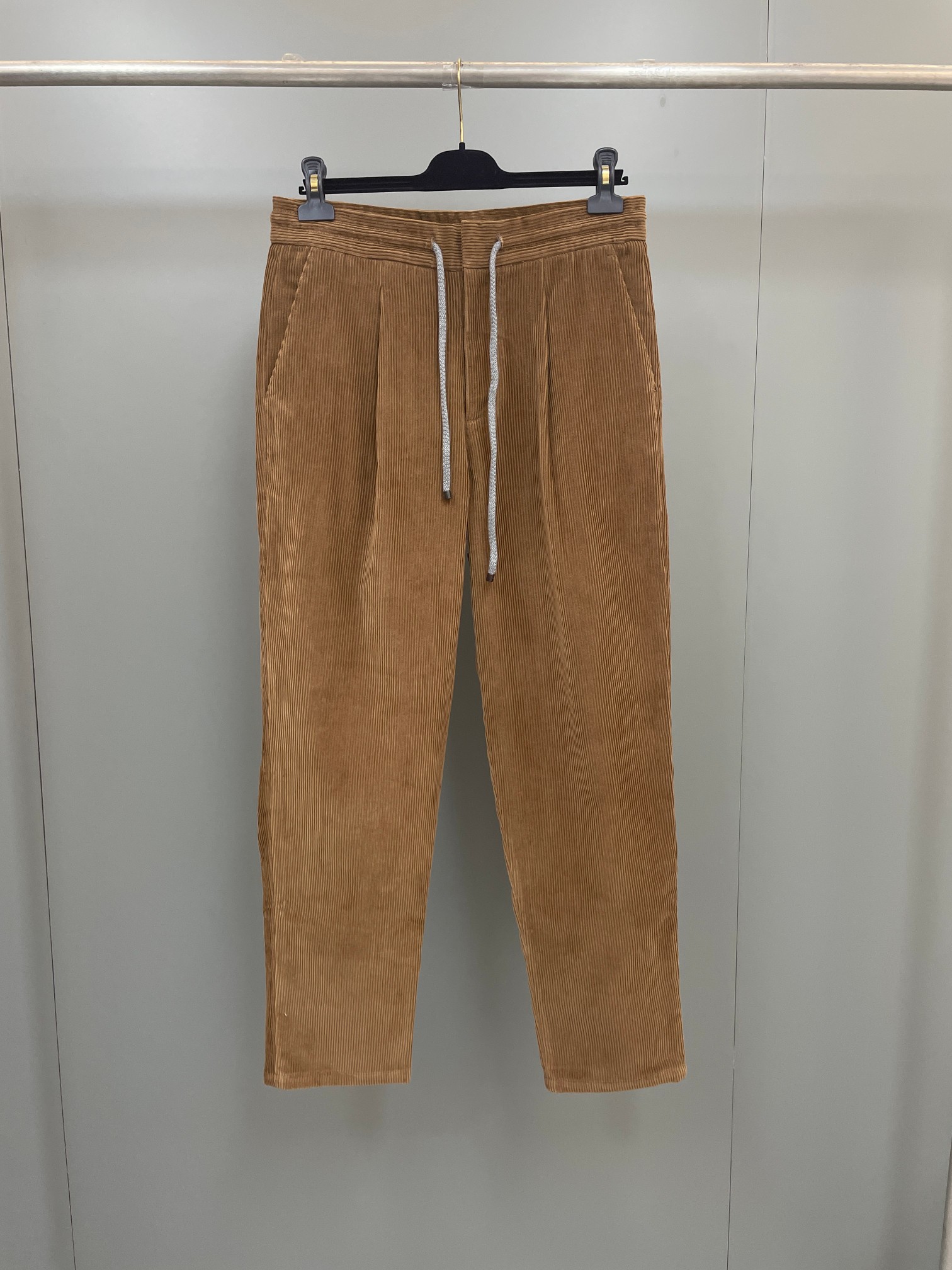 NO:892638,BC dyed cotton corduroy casual trousers Description Drawstring and double-fold design, BC's exquisite craftsmanship enhances the casual taste of these drawstring trousers. The double-pleat tailoring details contrast sharply with the unique colors of corduroy and post-dyed fabrics, while the modern version features soft hips, a slightly saggy waistline, and a close-fitting display of the legs, making the upper body of the trousers more elegant and spirited. This fabric Ribbed design is integrated into pure cotton flannel, and garment dyeing is used to make this season's colors appear exquisite and fashionable on the trousers. The zipper fly with metal hooks, buckles and drawstrings has double pleats, 'American' front pockets, piping back pockets, simple trouser cuffs, the crotch and hips of the casual trousers are loose, and the trouser legs gradually narrow from top to bottom. Fabric cotton, women's clothing,19860909BC染色棉质灯芯绒休闲长裤 说明 拉绳和双摺设计,BC的精湛工艺提升了这款抽绳长裤的休闲品味,双褶精裁细节与灯芯绒、后染面料的独特色彩形成鲜明对比,而现代版型以臀部柔软,腰线略微下垂,腿部贴身展现,令长裤上身更显气质精神,这款面料将罗纹设计融入纯棉绒布上,并以成衣染色让本季颜色在长裤上呈现精致时尚.搭配金属挂钩、搭扣和拉绳的拉链门襟双褶,“美式“前口袋,滚边后口袋,简单裤口,休闲长裤的裤裆和臀部宽松,裤管从上往下逐渐收窄. 面料棉,女装,,Women's clothing