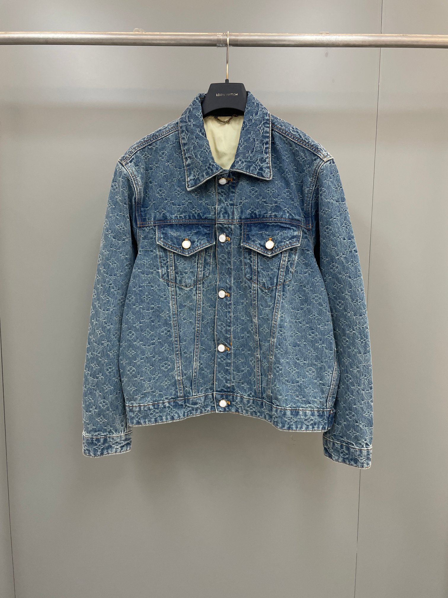 NO:947482,Lujia's new MONOGRAM jacquard denim jacket, counter 26300 Description This denim jacket uses contrasting Monogram jacquard texture to upgrade the classic truck silhouette, and uses pearlescent buttons to interpret Dandy style, making it an easy cross-season choice. It can be paired with the same jeans for a casual style. Standard fit Full Monogram jacquard Button flap pockets Pearlescent buttons Adjustable waist buckle tabs Cotton, Louis Vuitton - clothing, louis  vuitton,louis vuitton,louis vuitton,jeans,jackets & coats,19860909驴家新款MONOGRAM 提花牛仔夹克 专柜26300 说明 本款牛仔夹克以撞色 Monogram 提花织纹升级经典卡车廓形,并借珠光纽扣演绎丹迪风尚,轻松成就跨季佳选.可搭配同款牛仔裤演绎休闲风范. 标准版型 全幅 Monogram 提花 纽扣翻盖口袋 珠光纽扣 可调节腰部扣袢 棉,路易威登-服装,louis vuitton,louis vuitton,louis vuitton,jeans,jackets & coats,,Women's clothing