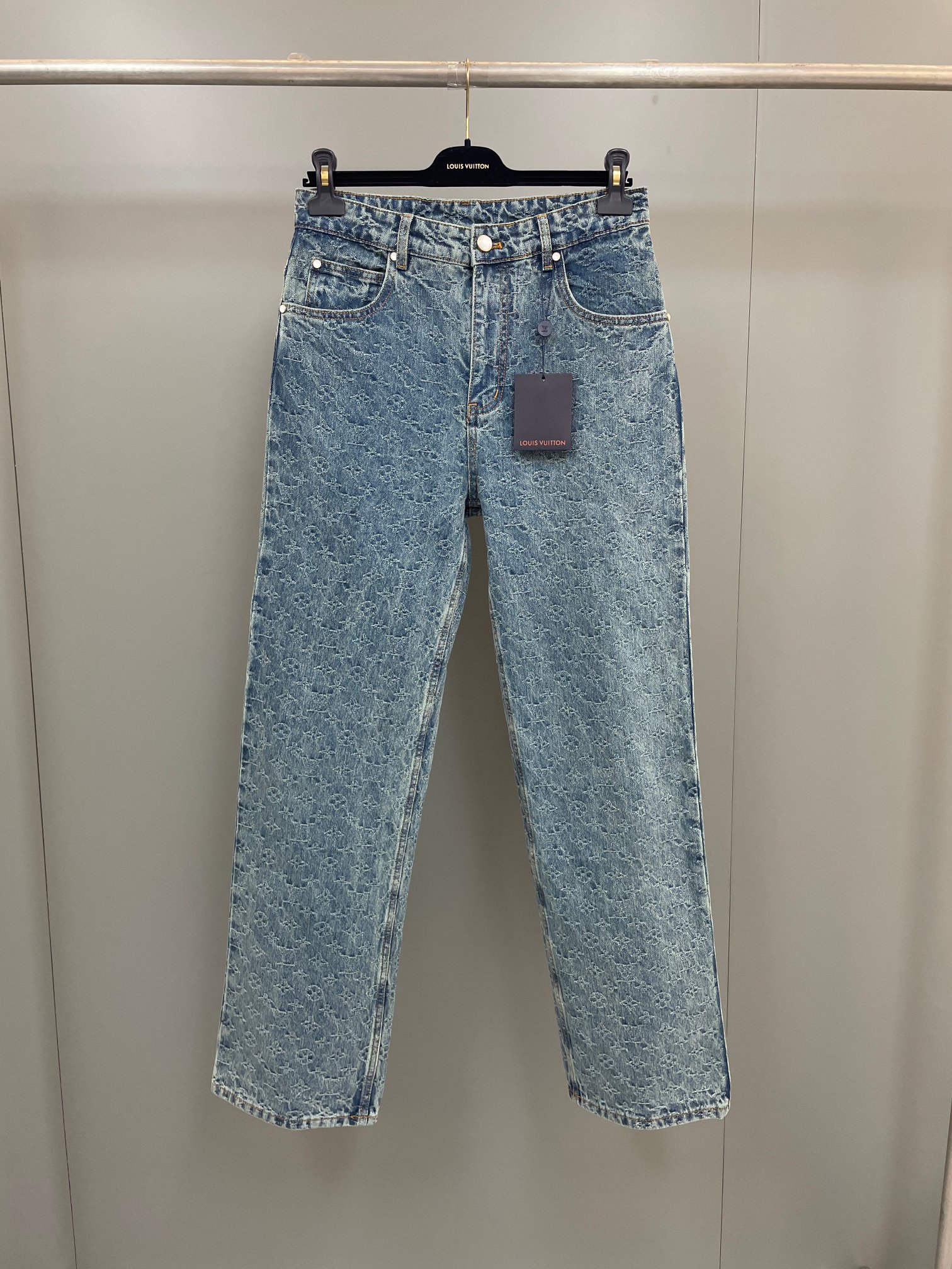 NO:947470,Lujia's new jacquard skateboard jeans, counter 18, Description: These skateboard jeans are all-over contrasting Monogram jacquard texture embellished with pearlescent buttons and pocket rivets, which give the casual skater silhouette a Dandy style. Can be paired with the same truck jacket to create a trendy look, making it a perfect choice for the season. Full-width Monogram jacquard, rear Damier nubuck label, classic five-pocket jeans cut, pearlescent buttons and rivets, cotton, Louis Vuitton-clothing, louis  vuitton,louis vuitton,louis vuitton,jeans,jackets & coats,19860909驴家新款提花滑板牛仔裤 专柜18 说明 本款滑板牛仔裤为全幅撞色 Monogram 提花织纹点缀珠光纽扣和口袋铆钉,令闲适滑板廓形流露丹迪格调.可搭配同款卡车夹克打造潮流造型,成就换季佳选. 全幅 Monogram 提花 后部 Damier 正绒面革标签 经典五袋牛仔裤剪裁 珠光纽扣和铆钉 棉,路易威登-服装,louis vuitton,louis vuitton,louis vuitton,jeans,jackets & coats,,Women's clothing
