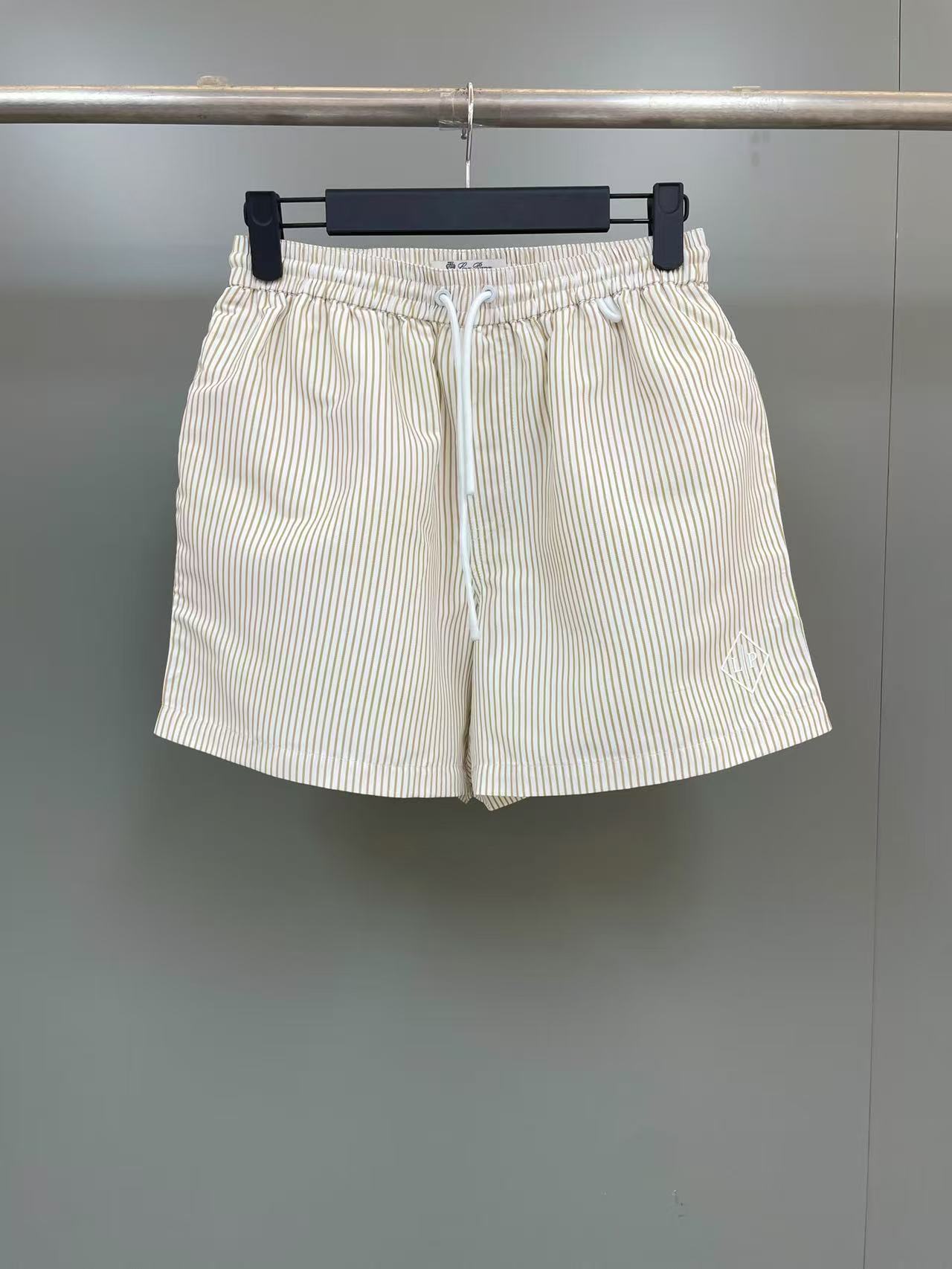 NO:944449,loro piana2025ss spring and summer new style counter price men's swimming trunks (functional swimming trunks that can be worn for swimming) light blue stripes~pink stripes~brown stripes The classic Daneu swimming shorts add a touch of exquisite texture to the relaxed seaside time. The thoughtful design turns the simple beach shorts into a distant and elegant story. Mid-waist Front side pockets, back pockets with flaps and Velcro straps Elastic waistband with adjustable drawstring  Rubberized Loro Piana lettering on the left leg; Loro Piana lettering on the end of the rubber drawstring Paisley print Regular fit Fabric Nylon Lining Polyester, men's, loro piana, shorts,19860909loro piana2025ss春夏新款 专柜售价 男士游泳裤（可穿着游泳得功能性泳裤） 浅蓝条纹~粉色条纹~棕色条纹 在经典版型的Daneu游泳短裤中,为轻松的海边时光增添了一丝精致质感.贴心的设计将简约的沙滩短裤变成遥远优雅的故事.中腰 正面侧袋,后袋配有翻盖和魔术贴饰带 松紧腰头,配以可调节抽绳 左裤腿饰以橡胶处理Loro Piana字母标识； 橡胶抽绳末端饰以Loro Piana字样 佩斯利印花 常规版型 面料 锦纶 里料 聚酯纤维,男装,loro piana,shorts,,Women's clothing