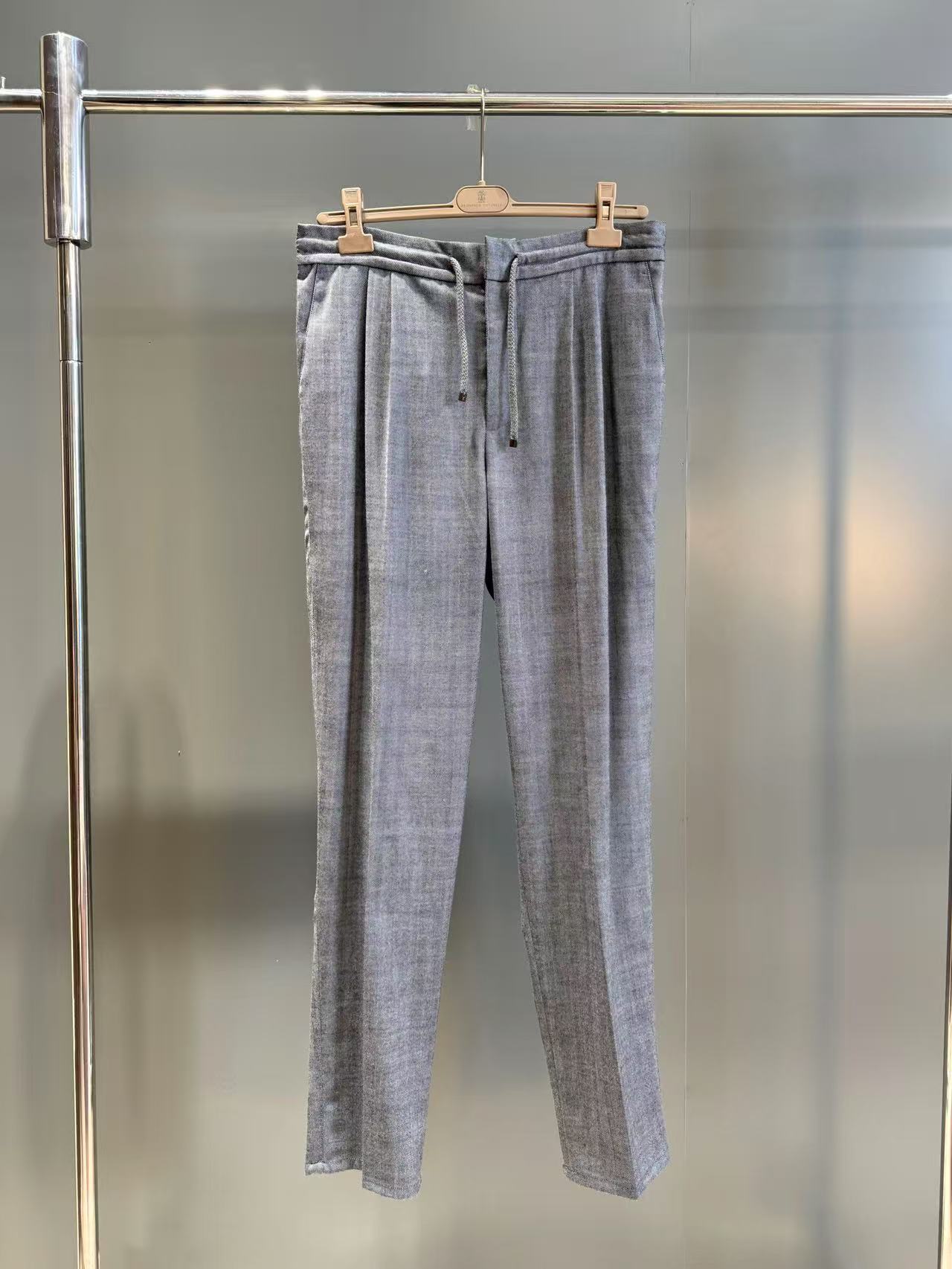 NO:944422,BC Men's Virgin Wool Flannel Pants Description Modern fit with tapered legs, B  C's sophisticated craftsmanship embodies the casual taste of these drawstring trousers. The combination of the diagonal weft knitting of flannel and the double pleat decoration on the front highlights the tailoring inspiration of the trousers. The modern version features soft hips, slightly drooped waistline, and a close-fitting display of the legs, making the trousers  The upper body shows temperament and spirit, with a zipper placket with metal hooks, buckles and drawstrings, 'American-style' front pockets, double pleats, piping back pockets, simple trouser cuffs, and lining that reaches to the knees. The crotch and hips of the casual trousers are loose, and the trouser legs gradually narrow from top to bottom.  Fabric wool, men's clothing,19860909BC男士初剪羊毛法兰绒长裤 说明 现代版型锥形裤管,B C的精良工艺体现了这款抽绳长裤的休闲品味,法兰绒的斜棱纹纬编与前部的双褶装饰组合,彰显出长裤的精裁灵感,而现代版型以臀部柔软,腰线略微下垂,腿部贴身展现,令长裤上身展现气质精神,搭配金属挂钩、搭扣和拉绳的拉链门襟,“美式“前口袋,双褶,滚边后口袋,简单裤口,衬里长至膝盖,休闲长裤的裤裆和臀部宽松,裤管从上往下逐渐收窄. 面料羊毛,男装,,Women's clothing