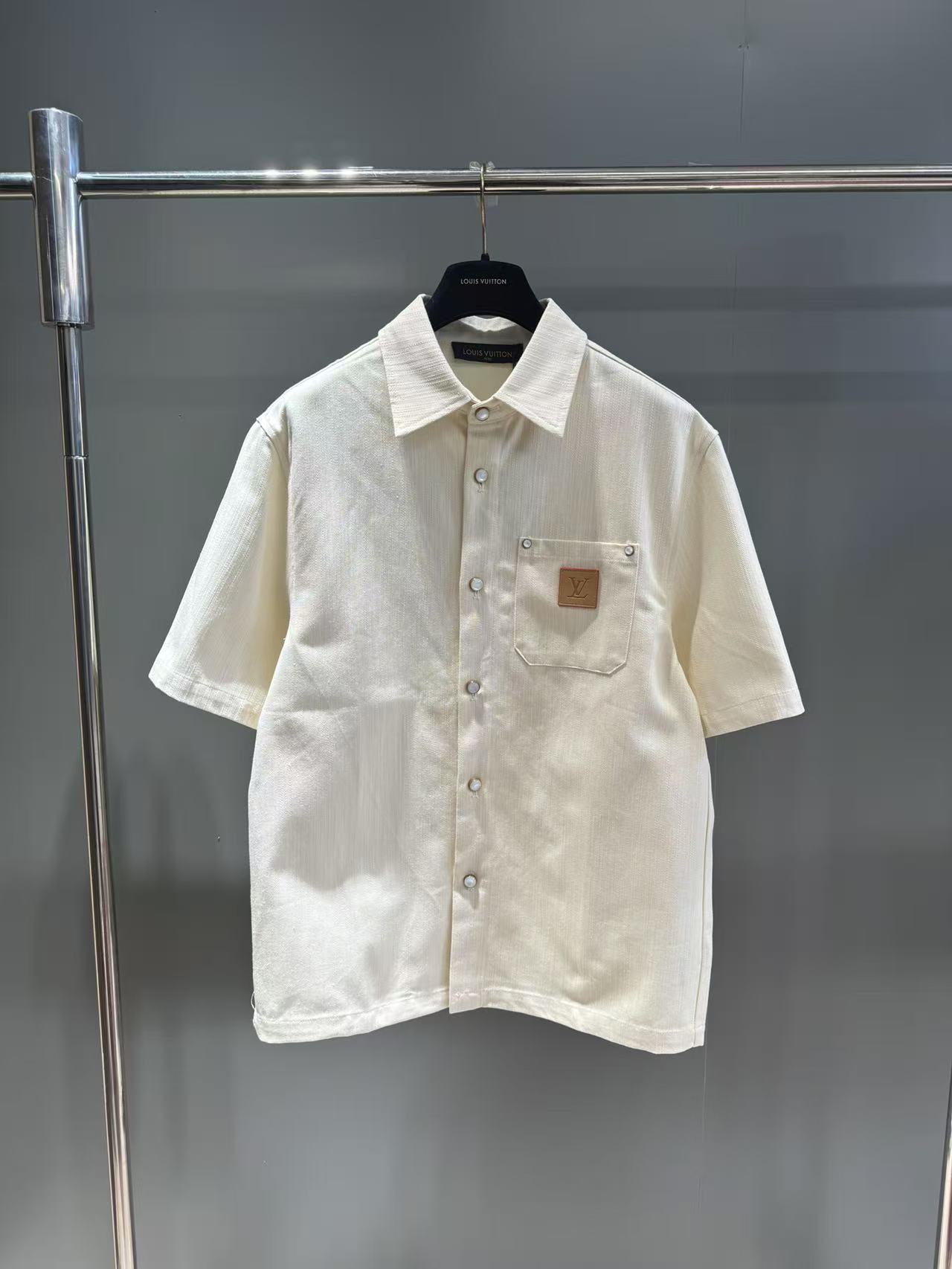 NO:941376,Lujia's new seasonal silk-cotton blended short-sleeved shirt. The counter price is 41. Description: This short-sleeved shirt gives the gorgeous silk-cotton blend a rough texture and a casual silhouette to show a sophisticated charm. Pearlescent buttons and LV embossed VVN label light up the front, and the spring and summer fashion show slogan is written on the back. Can be paired with the same style of trousers to show your personality. Casual fit 46 technical mulberry silk, 43 cotton, 11 nylon  Pearlescent button front,Louis Vuitton-clothing,louis vuitton,louis vuitton,louis vuitton,louis vuitton,shirts,T-shirt,19860909驴家当季新款丝棉混纺短袖衬衫 专柜售价41, 说明 本款短袖衬衫令华美丝棉混纺呈现粗犷肌理,以休闲廓形展露考究韵味.珠光纽扣和 LV 压纹 VVN 标签点亮正面,后部抒写 春夏时装秀标语.可搭配同款长裤彰显个性魅力. 休闲版型 46 科技桑蚕丝,43 棉,11 锦纶 珠光纽扣前襟,路易威登-服装,louis vuitton,louis vuitton,louis vuitton,louis vuitton,shirts,T-shirt,,Women's clothing
