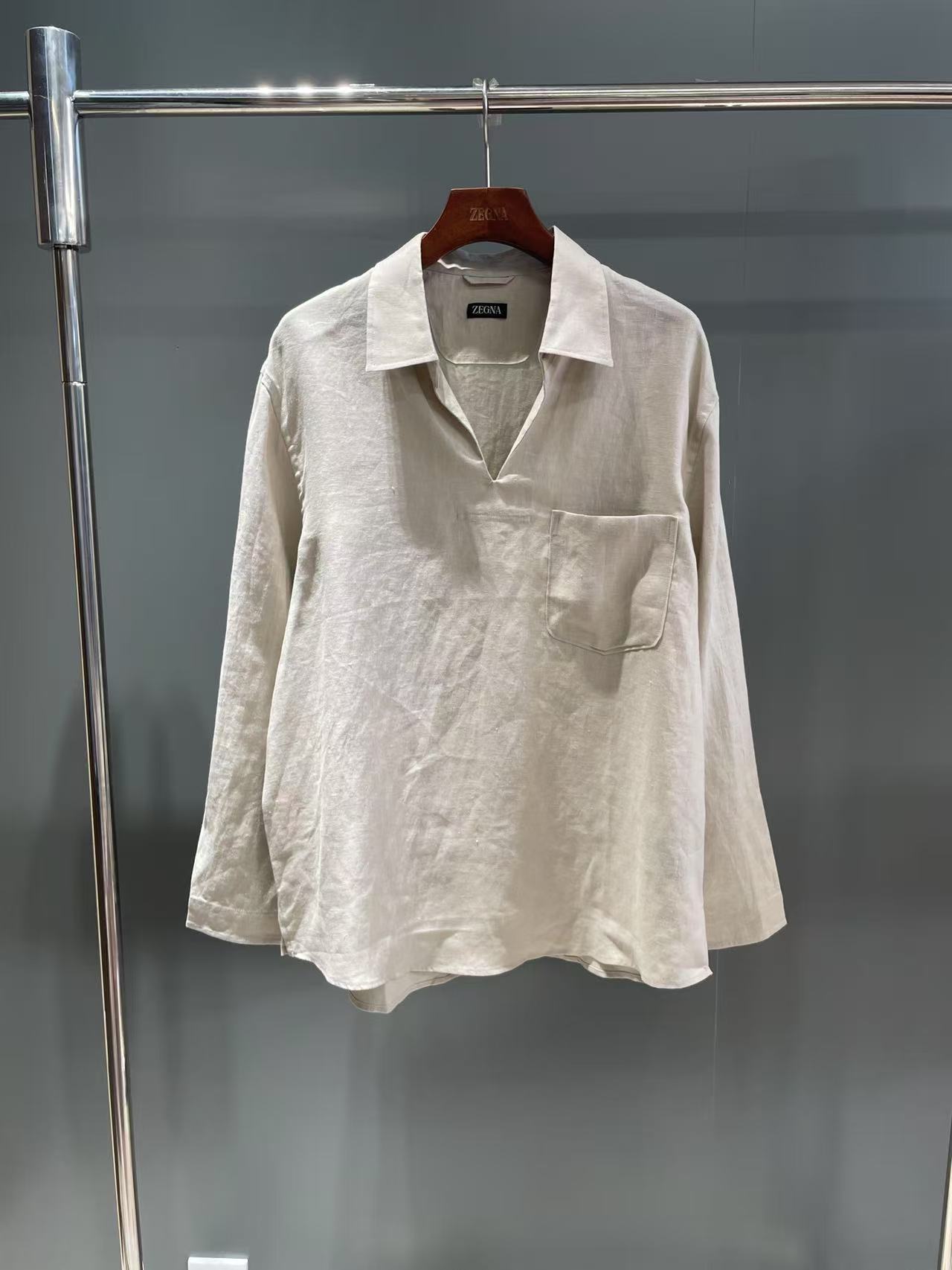 NO:941399,Same style as Uncle Mai] Oasi Lino Oasis linen Polo shirt. The counter price is 38. Description: This Oasi Lino series of clothing is inherited from the Oasis Oasis (Born in OasiZegna). This nature reserve stretches for square kilometers and is the origin of the Zegna brand value. The Oasi Lino series is made of flax fiber grown in Europe. The fiber used will be fully traceable by the year. Fabric Linen Fitted version Sailor collar Shirt-style cuffs  Round hem chest patch pocket, women's clothing, zegna, shirts,19860909麦叔同款】Oasi Lino 绿洲亚麻 Polo 衫 专柜售价38, 说明 这款 Oasi Lino 系列服装传承自杰尼亚绿洲(Born in OasiZegna),这片自然保护区绵延 平方公里,是杰尼亚品牌价值起源地.Oasi Lino 系列甄选欧洲种植的亚麻纤维制成,所用纤维到 年将全面实现可溯源. 面料 亚麻 合身版型 水手领 衬衫式袖口 圆形下摆胸口贴袋,女装,zegna,shirts,,Women's clothing