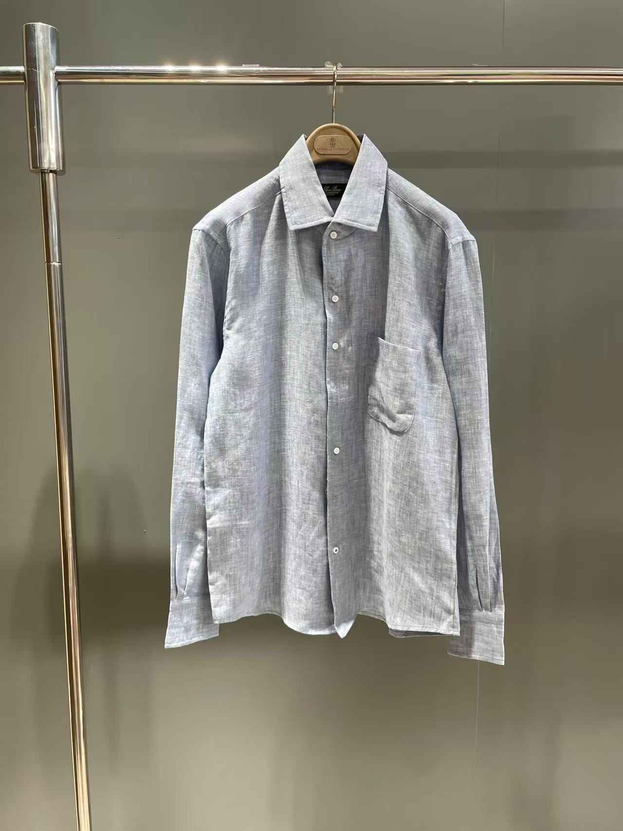NO:941375,André men's linen shirts, counter price 36, description Loro Piana Outstanding André  The shirt has a lapel design that can be worn open as an outerwear, allowing you to create a unique temperament. This brand's iconic shirt is specially made of linen fabric in this spring and summer series, and the soft appearance reveals a refreshing feeling of wearing. The special treatment makes the fabric softer, smoother, more drapey and less prone to wrinkles. A rare treasure for men who pursue elegance and leisure. It has pockets on the chest and pleats on the back. Four-eye mother-of-pearl buttons Loro Piana  Logo side seam trim Fabric: linen, women's, loro piana, shirts,19860909André 男士衬衫亚麻 专柜售价36, 说明 Loro Piana 卓尔不群的 André 衬衫为翻领设计,可以敞开着当外衣穿,让您打造与众不同的气质.这款品牌标志性衬衫在此春夏系列特别采用亚麻面料制作,松柔外观中透出清爽的穿着感.特别处理使面料更加柔软、顺滑,更富垂坠感且不易起皱.为追求高雅、休闲兼蓄的男士献上一件百不一遇的珍品.胸前设有口袋,背部装饰褶裥 四眼珍珠母贝纽扣 Loro Piana 徽标侧缝饰件 面料: 亚麻,女装,loro piana,shirts,,Women's clothing