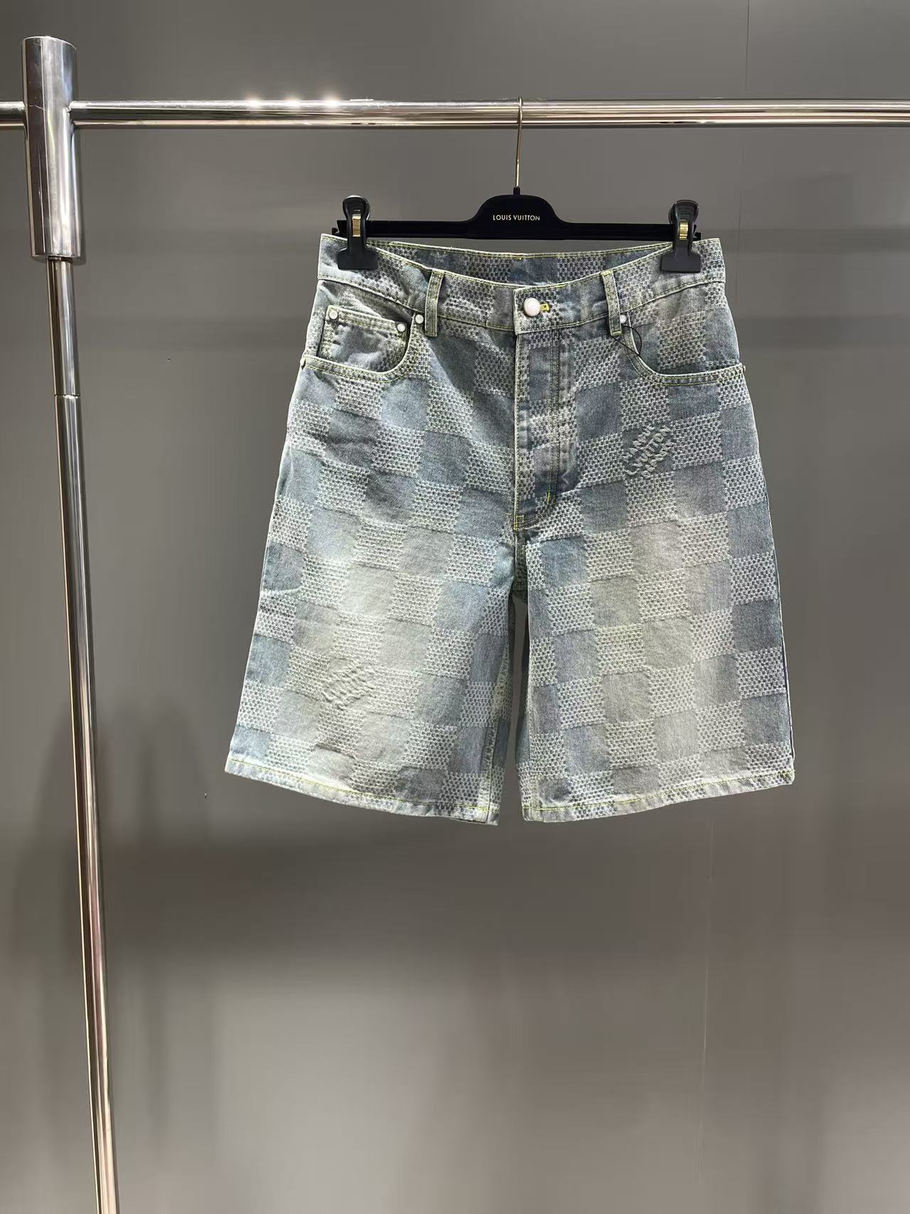 NO:942582,Lujia’s new seasonal DAMIER 3D lightweight denim shorts are priced at 42 at the counter. Description: These denim shorts are made of washed blended cotton and are a must-have choice in midsummer. The Marque L.Vuitton Déposée logo is integrated into the 3D Damier jacquard texture, and the pearlescent buttons and rivets reveal a sophisticated feel. The classic design is easy to mix and match, and the same shirt is also available. Standard fit 90 cotton, 9  Polyester, 1 spandex All-over jacquard logo Pearlescent buttons and rivets Classic five-pocket jean cut Nubuck label,Louis Vuitton - Clothing,louis vuitton,louis vuitton,louis vuitton,shorts,jeans,shirts,19860909驴家当季新款DAMIER 3D 轻质牛仔短裤 专柜售价42, 说明 本款牛仔短裤以水洗混纺棉料成就盛夏时节的常备之选.Marque L.Vuitton Déposée 标识融入 3D Damier 提花织纹,珠光纽扣和铆钉流露考究意味.经典设计易于混搭,亦有同款衬衫可选. 标准版型 90 棉,9 聚酯纤维,1 氨纶 全幅提花标识 珠光纽扣和铆钉 经典五袋牛仔裤剪裁 正绒面革标签,路易威登-服装,louis vuitton,louis vuitton,louis vuitton,shorts,jeans,shirts,,Women's clothing