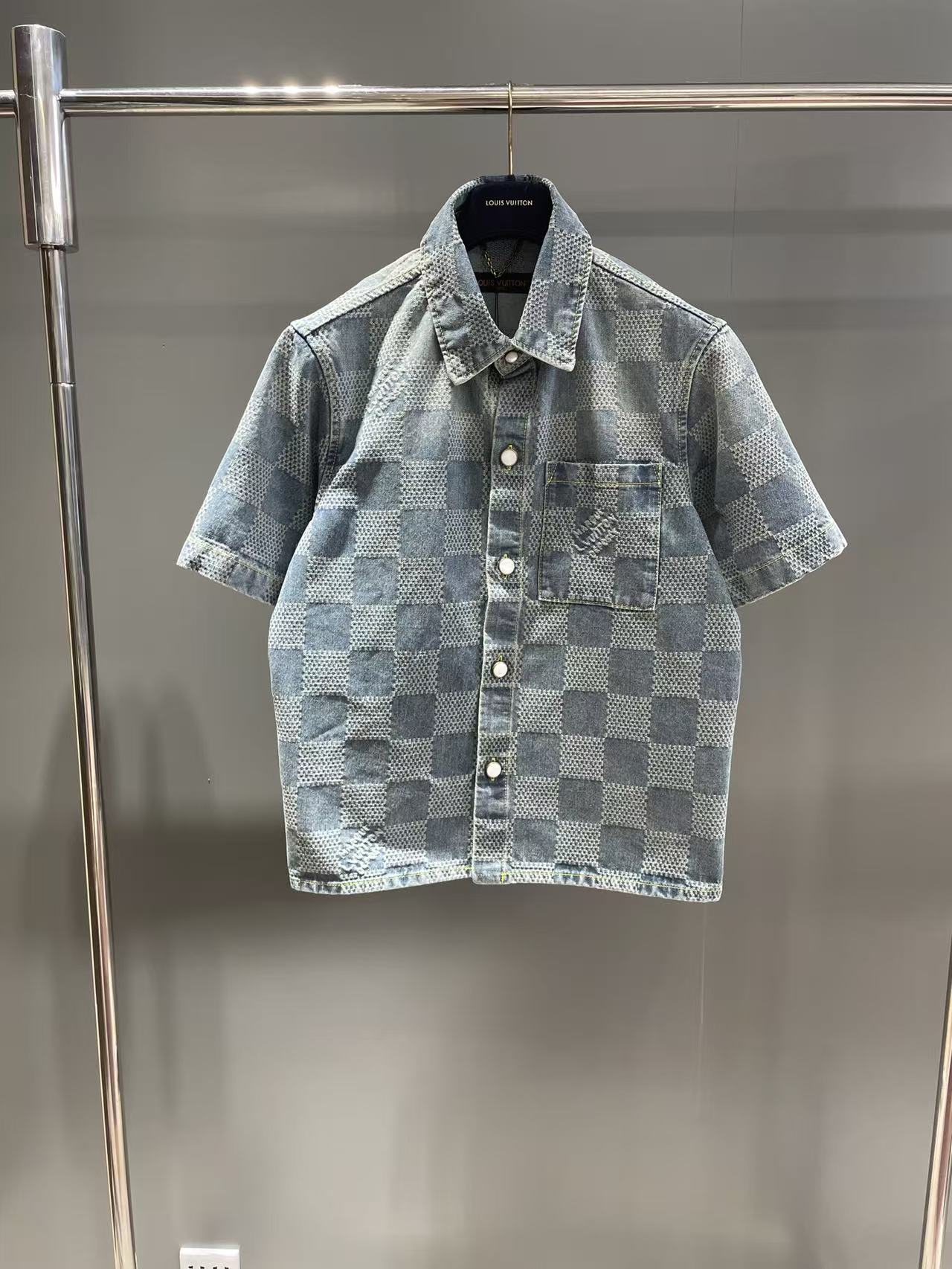 NO:942576,Lujia’s new seasonal DAMIER 3D lightweight short-sleeved denim shirt is priced at 44 at the counter. Description: This short-sleeved denim shirt is made of 3D Damier jacquard texture with Marque L.Vuitton Déposée logo. It has been washed to make it a perfect choice for summer mix-and-match. The large pearlescent buttons highlight the dandy charm and go well with the same style of shorts. Standard fit 90 cotton, 9 polyester fiber, 1 spandex  All-over logo jacquard Pearlescent buttons with metal base Chest pocket,Louis Vuitton-clothing,louis vuitton,louis vuitton,louis vuitton,shorts,shirts,T-shirt,19860909驴家当季新款DAMIER 3D 轻质短袖牛仔衬衫 专柜售价44, 说明 本款短袖牛仔衬衫为 3D Damier 提花织纹融入 Marque L.Vuitton Déposée 标识,经水洗处理成就夏日混搭佳选.大号珠光纽扣彰显丹迪韵致,与同款短裤搭配相宜. 标准版型 90 棉,9 聚酯纤维,1 氨纶 全幅标识提花 珠光纽扣,配有金属底座 胸袋,路易威登-服装,louis vuitton,louis vuitton,louis vuitton,shorts,shirts,T-shirt,,Women's clothing
