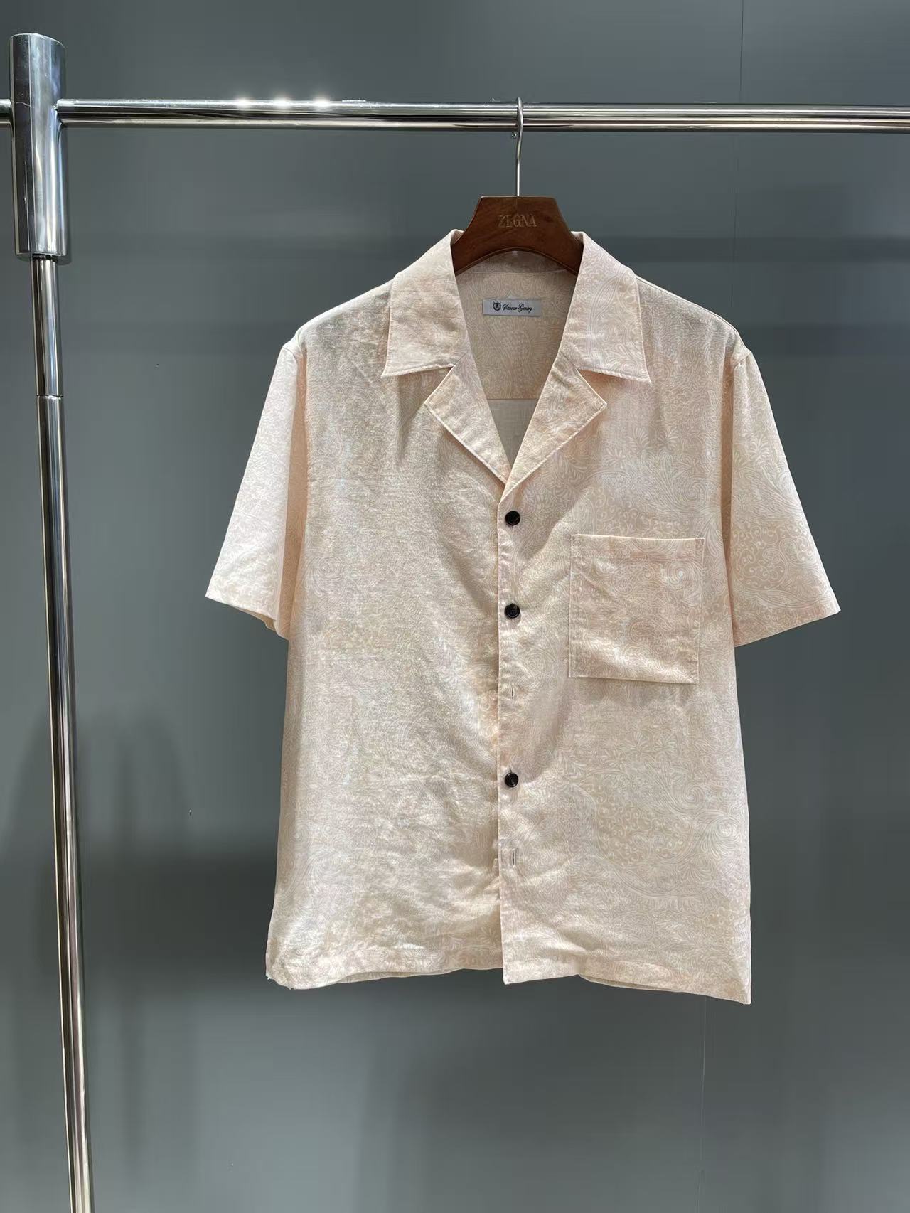 NO:786878,Return order ploro piana's new Federico men's shirt, counter price 53, description The unique texture of linen exudes low-key confidence, which is reminiscent of sunny days and warm weather. The Federico shirt brings retro bowling style charm to the spring and summer wardrobe. The open lapel design outlines a casual and free silhouette. The loose fit and short sleeves capture the essence of refined leisure. Cuban collar, chest patch pocket, short sleeves, horn button closure, oversized fit  Side slits, paisley print, asymmetrical hem, fabric: linen, men's, loro piana, shirts, T-shirt,19860909返单 ploro piana新款Federico男士衬衫 专柜售价53, 说明 亚麻的独特质地散发出低调的自信,令人不禁联想起阳光普照的日子和温暖的天气.Federico衬衫为春夏季衣橱带来复古保龄球风格魅力,开翻领设计勾勒随性洒脱的廓形.宽松版型和短袖捕捉精致休闲的精髓. 古巴领 胸前贴袋 短袖 角质纽扣开合 超大版型 侧面开衩 佩斯利印花 不对称底边 面料 亚麻,男装,loro piana,shirts,T-shirt,,Women's clothing